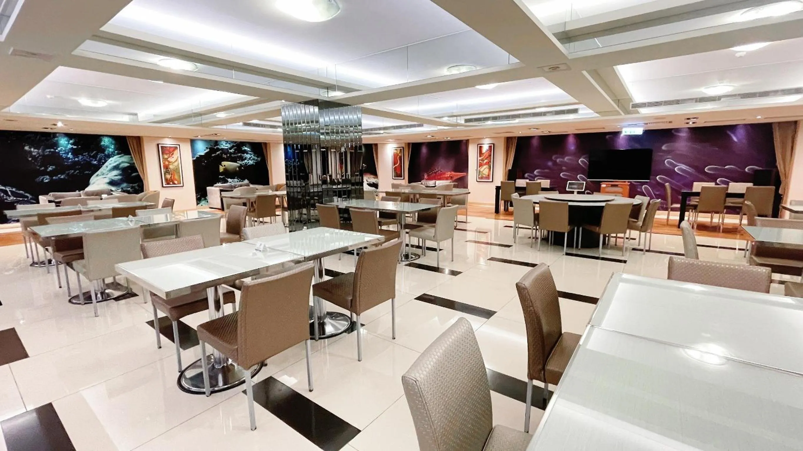 Restaurant/places to eat in Delton Hotel