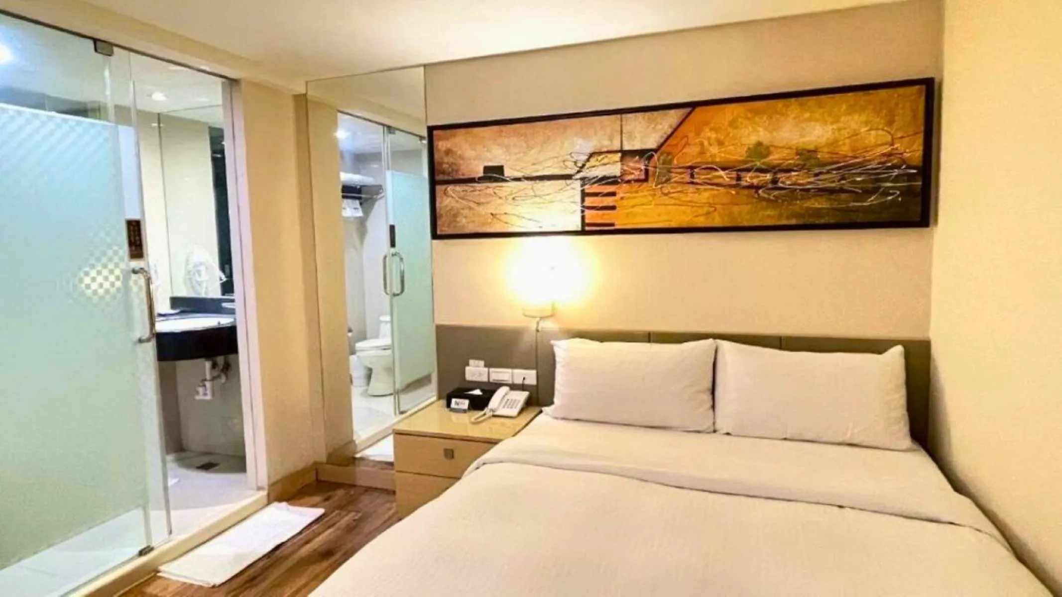 Photo of the whole room, Bed in Delton Hotel