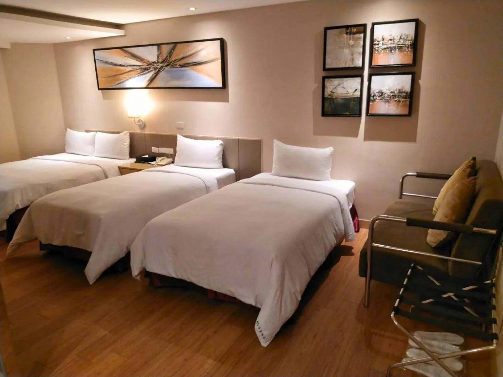 Photo of the whole room, Bed in Delton Hotel