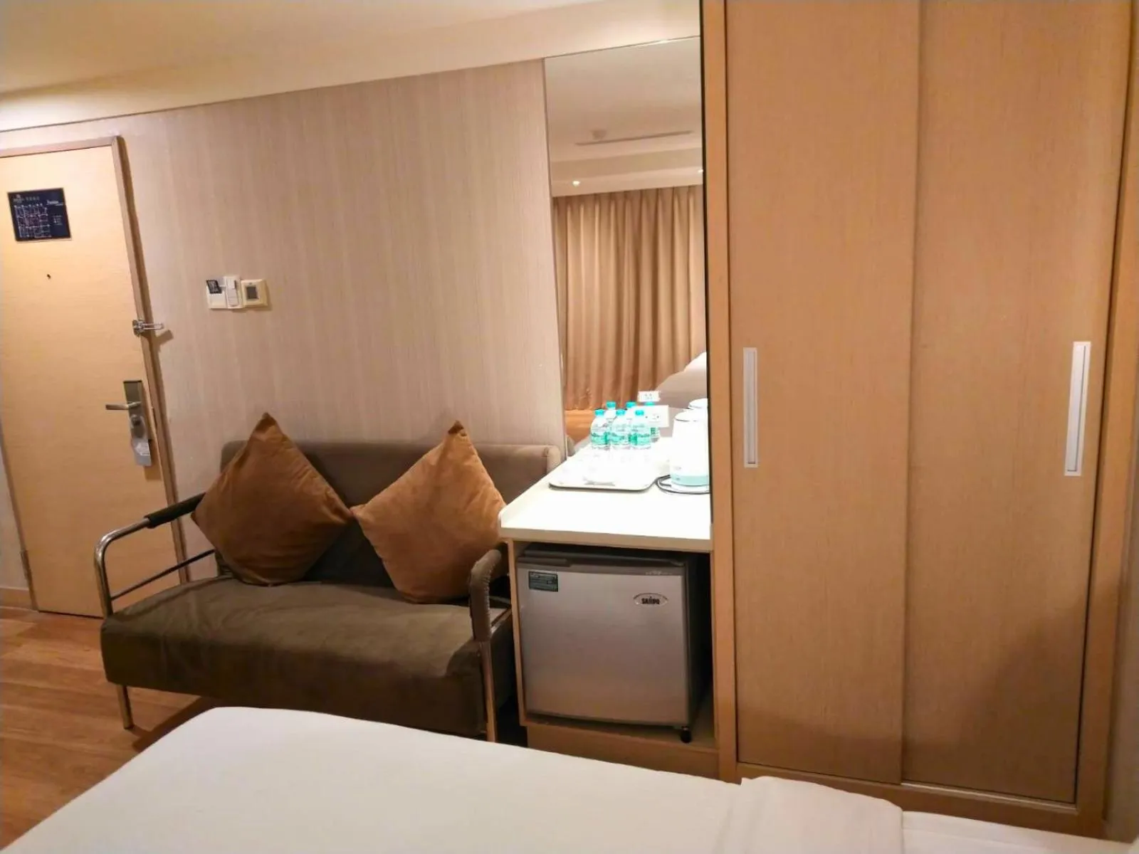 Photo of the whole room, Bed in Delton Hotel