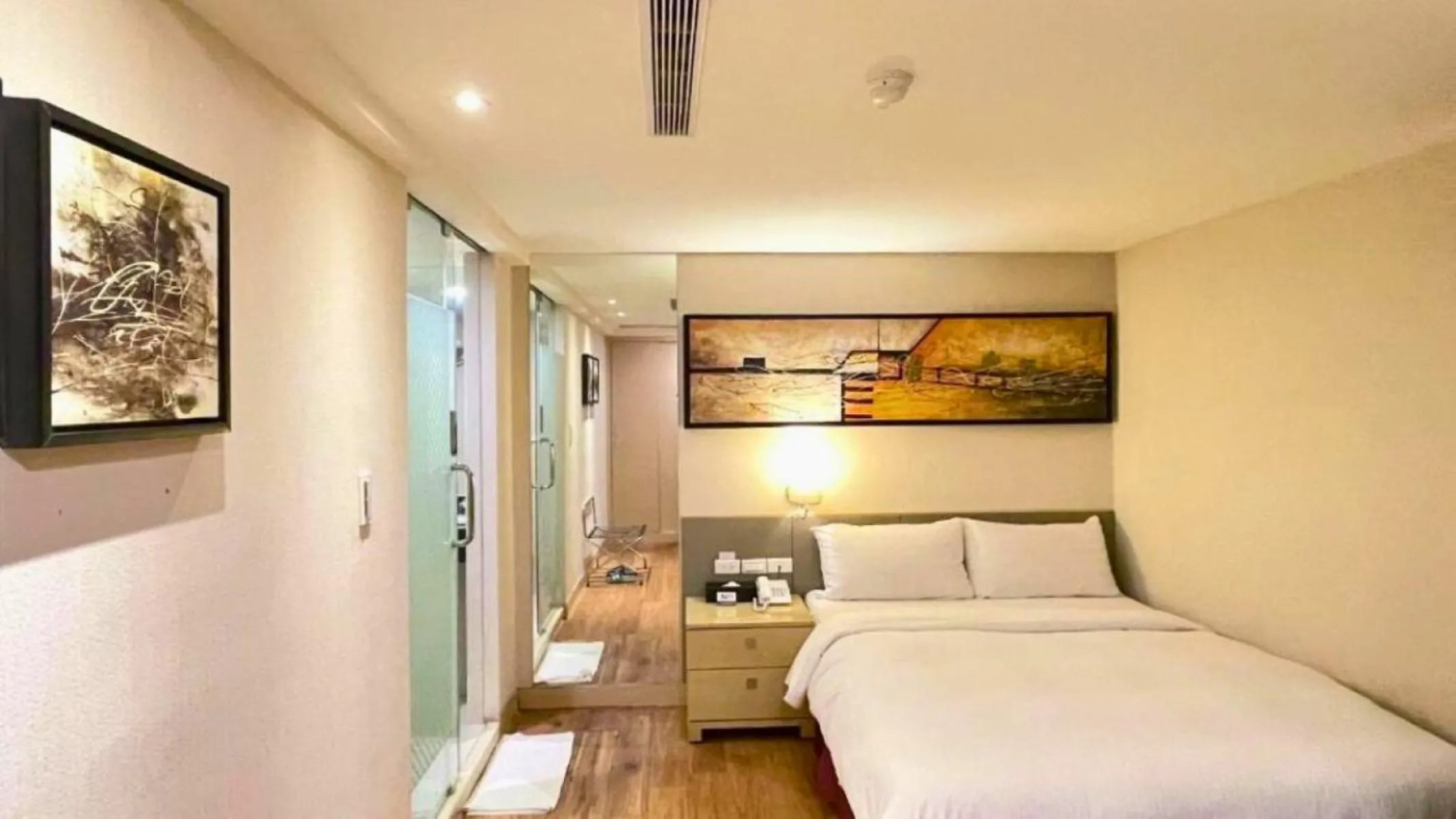 Photo of the whole room, Bed in Delton Hotel