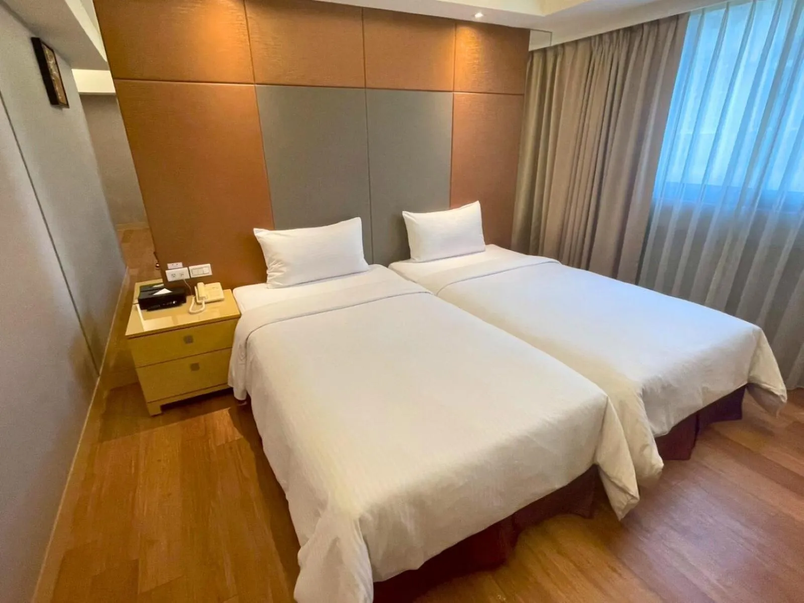 Photo of the whole room, Bed in Delton Hotel