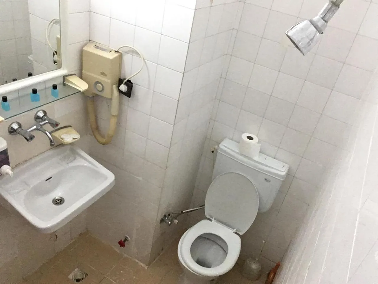 Bathroom in Murat Hotel