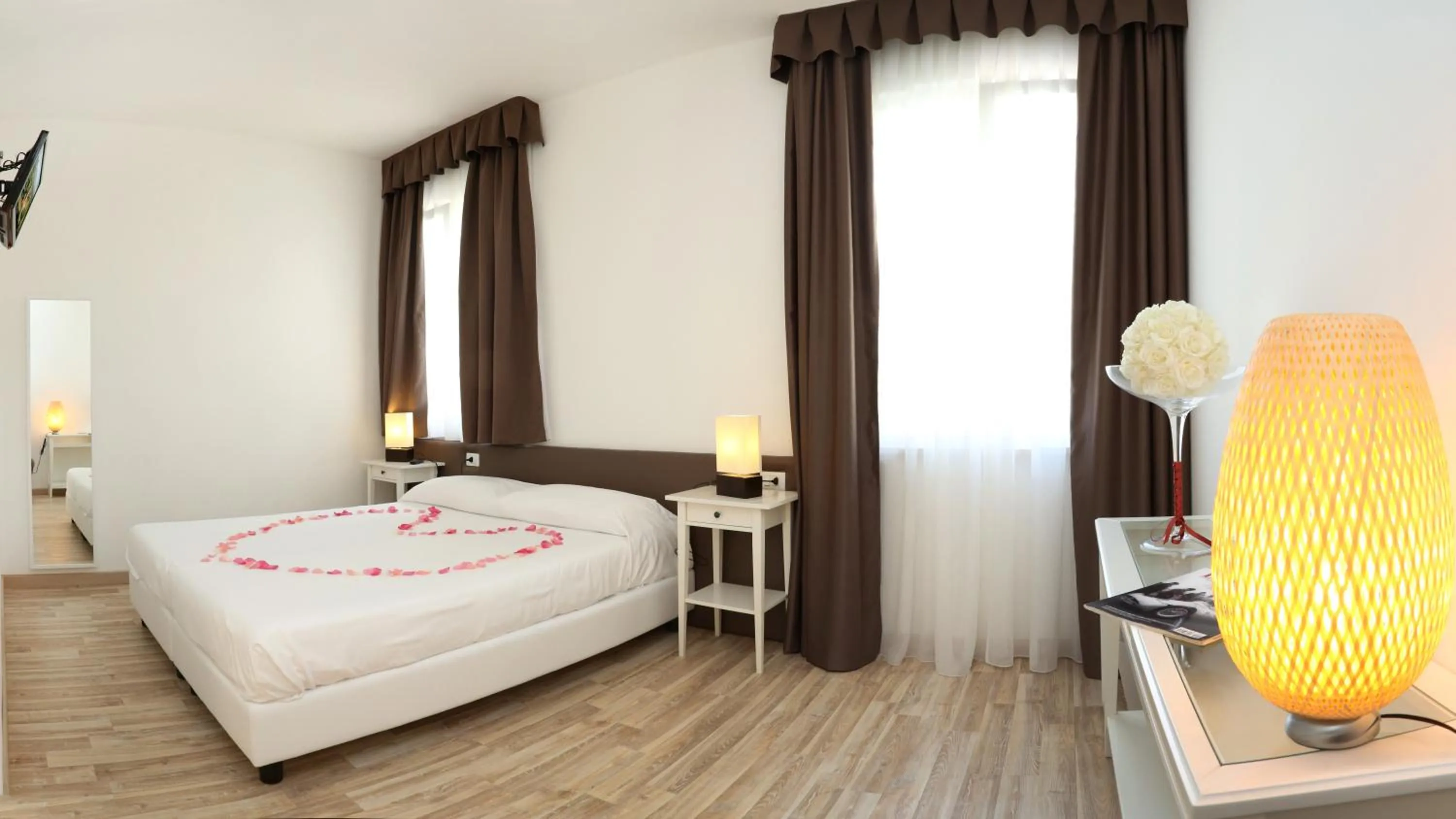 Photo of the whole room, Bed in Hotel Al Sole Bardolino