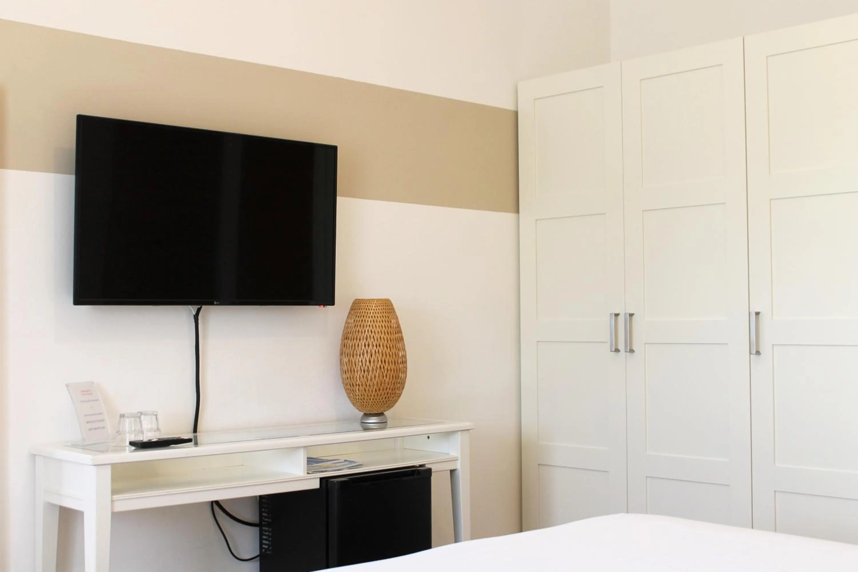 TV and multimedia, Bed in Hotel Al Sole Bardolino