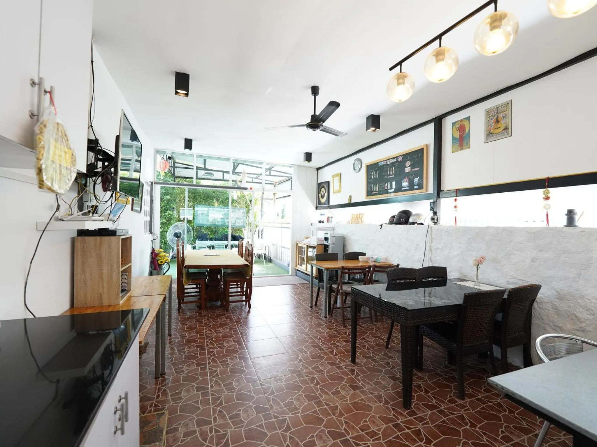 Restaurant/places to eat in RoomQuest One Bangsaray