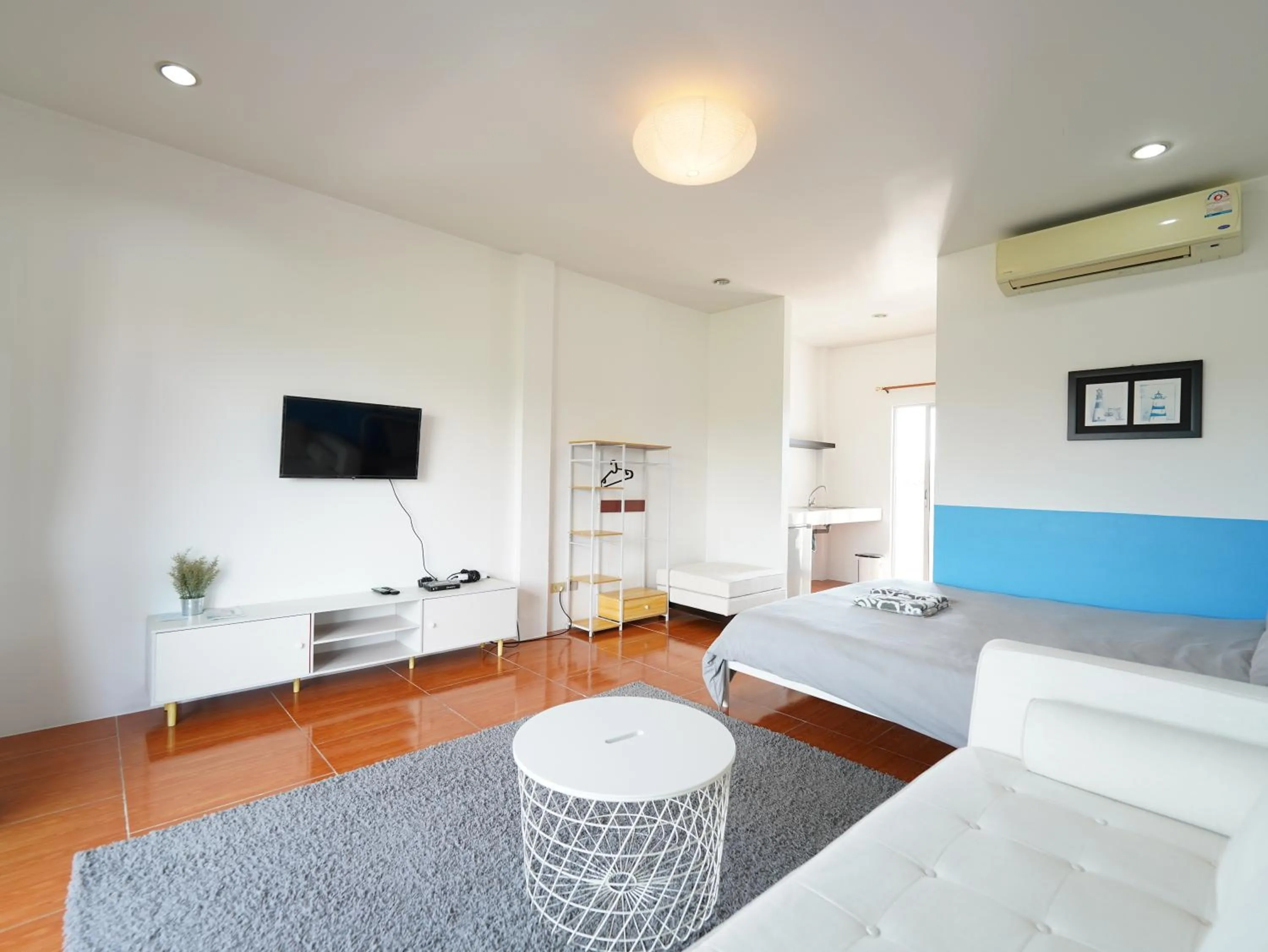 Area and facilities in RoomQuest One Bangsaray