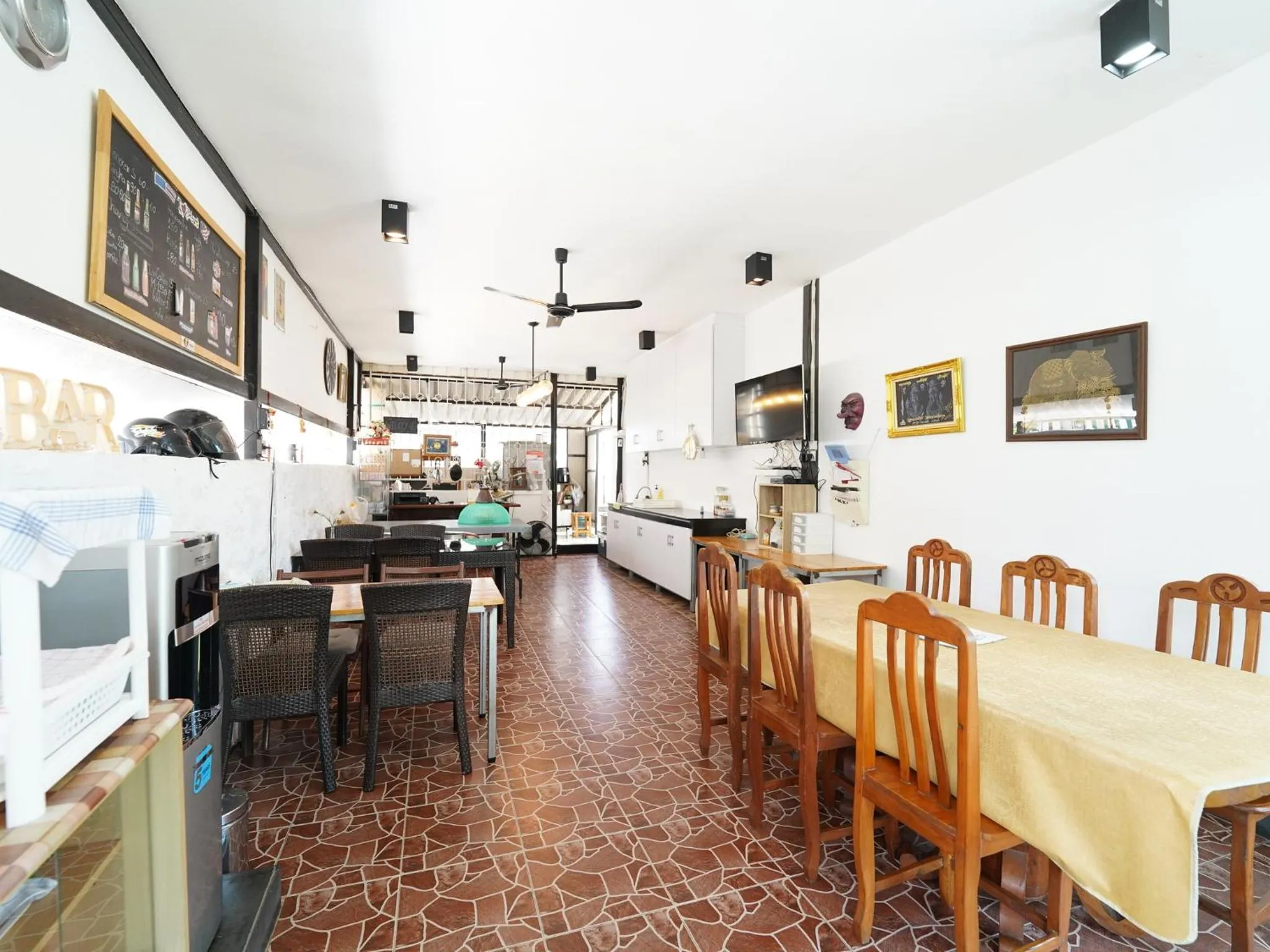 Restaurant/places to eat in RoomQuest One Bangsaray