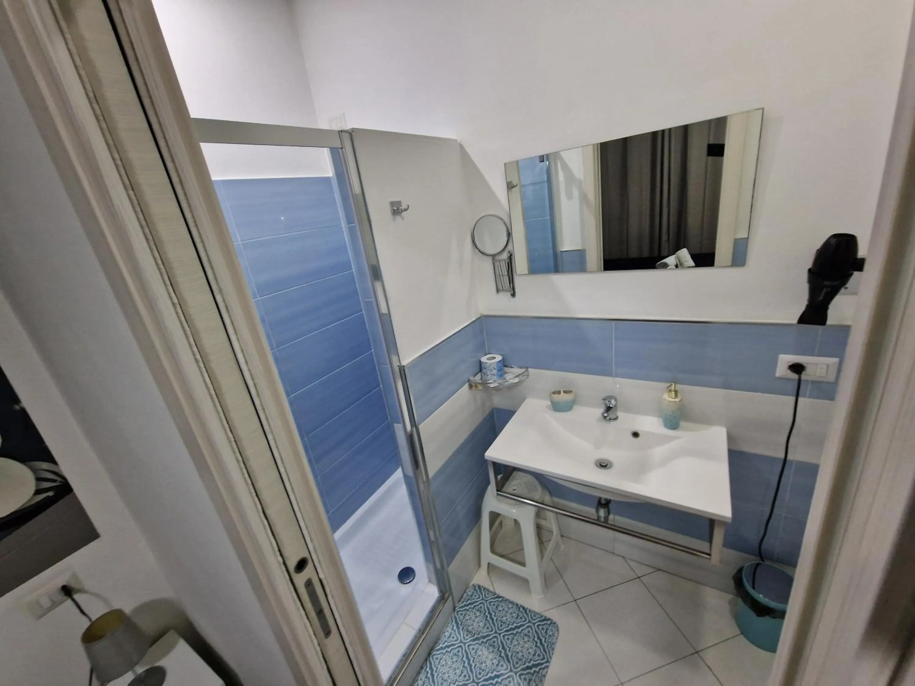 Shower in Napoli Relais