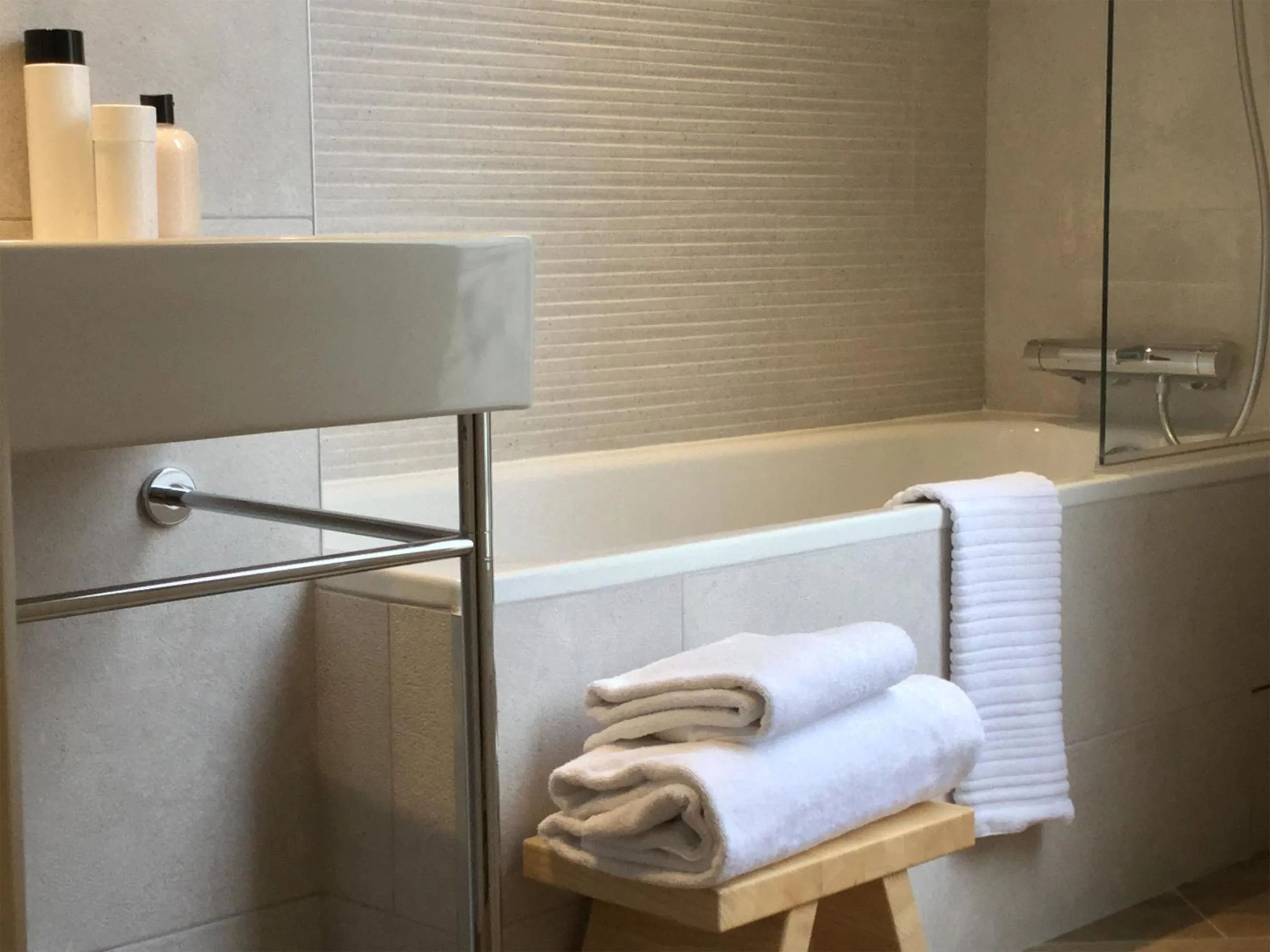 Bathroom in Hotel de Neuville Arc de Triomphe