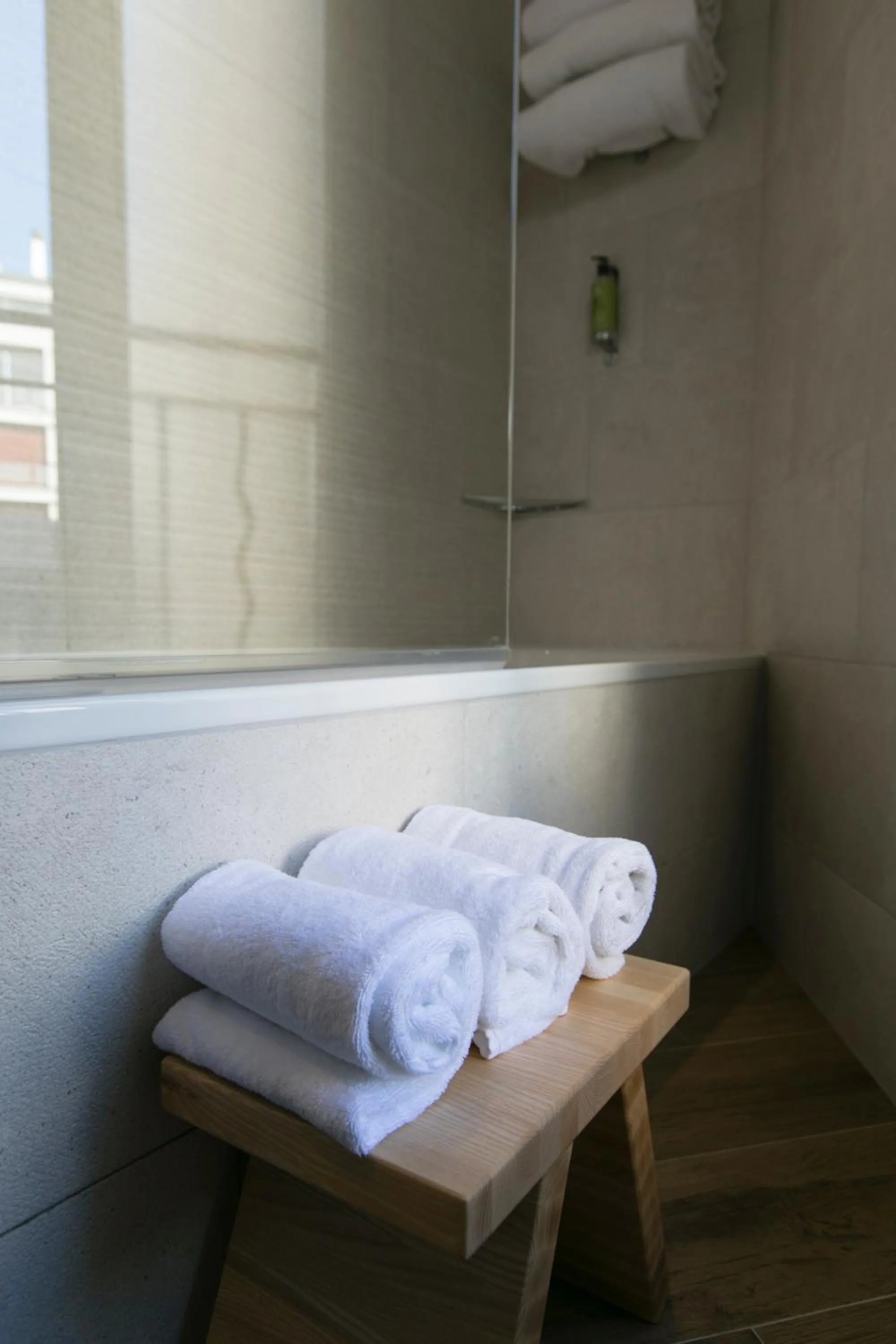 Bathroom in Hotel de Neuville Arc de Triomphe