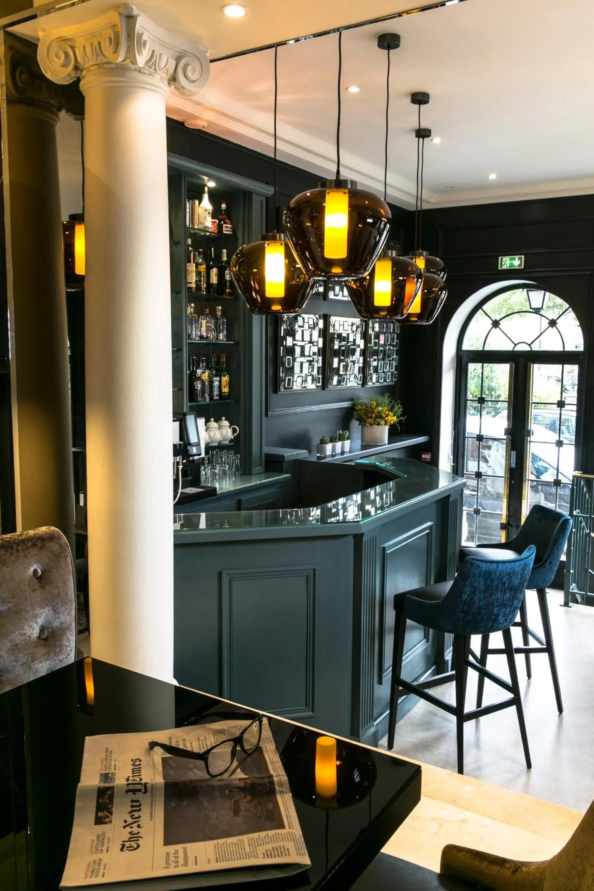 Lounge or bar in Hotel de Neuville Arc de Triomphe