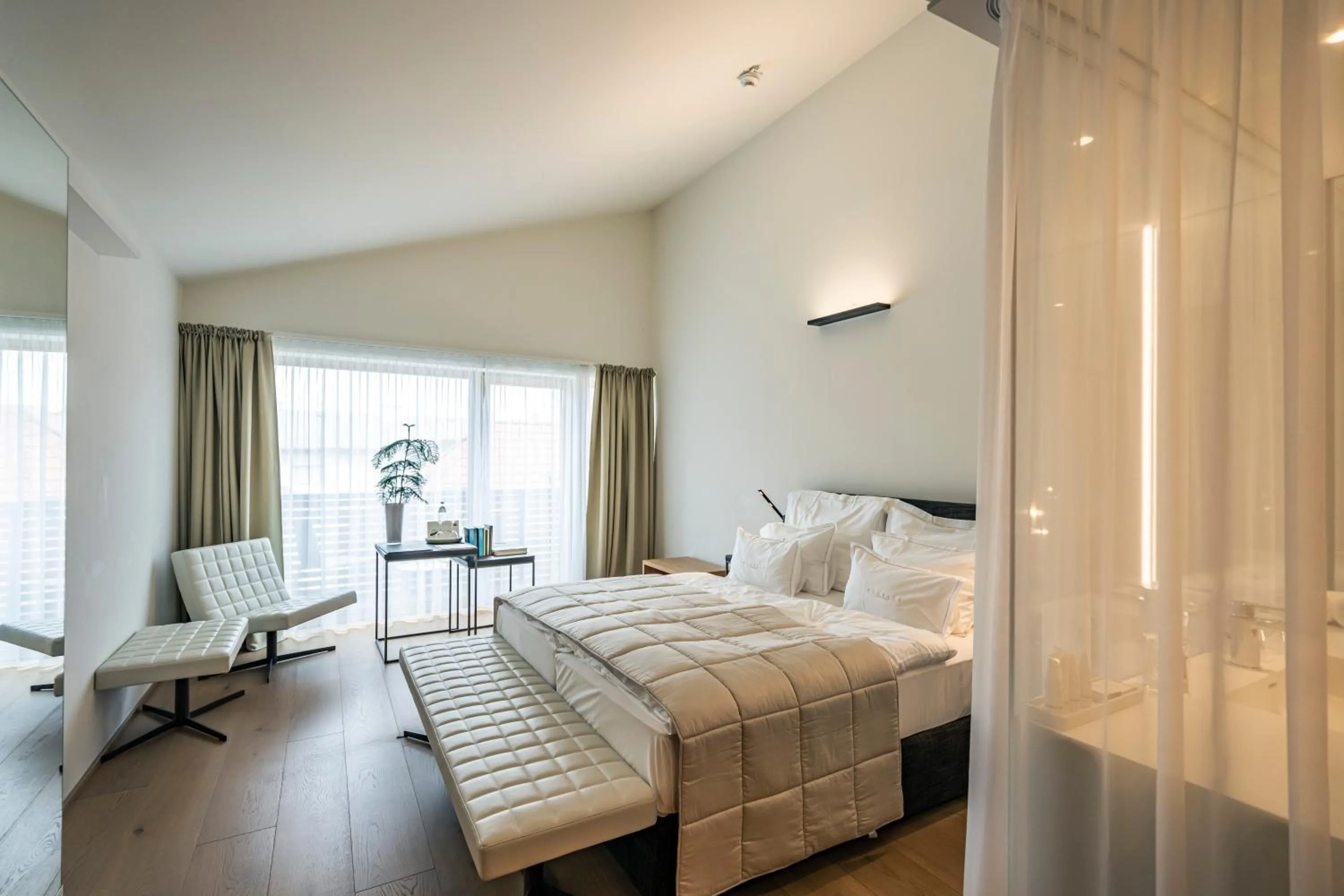 Photo of the whole room, Bed in MÖRWALD Relais & Châteaux Hotel am Wagram