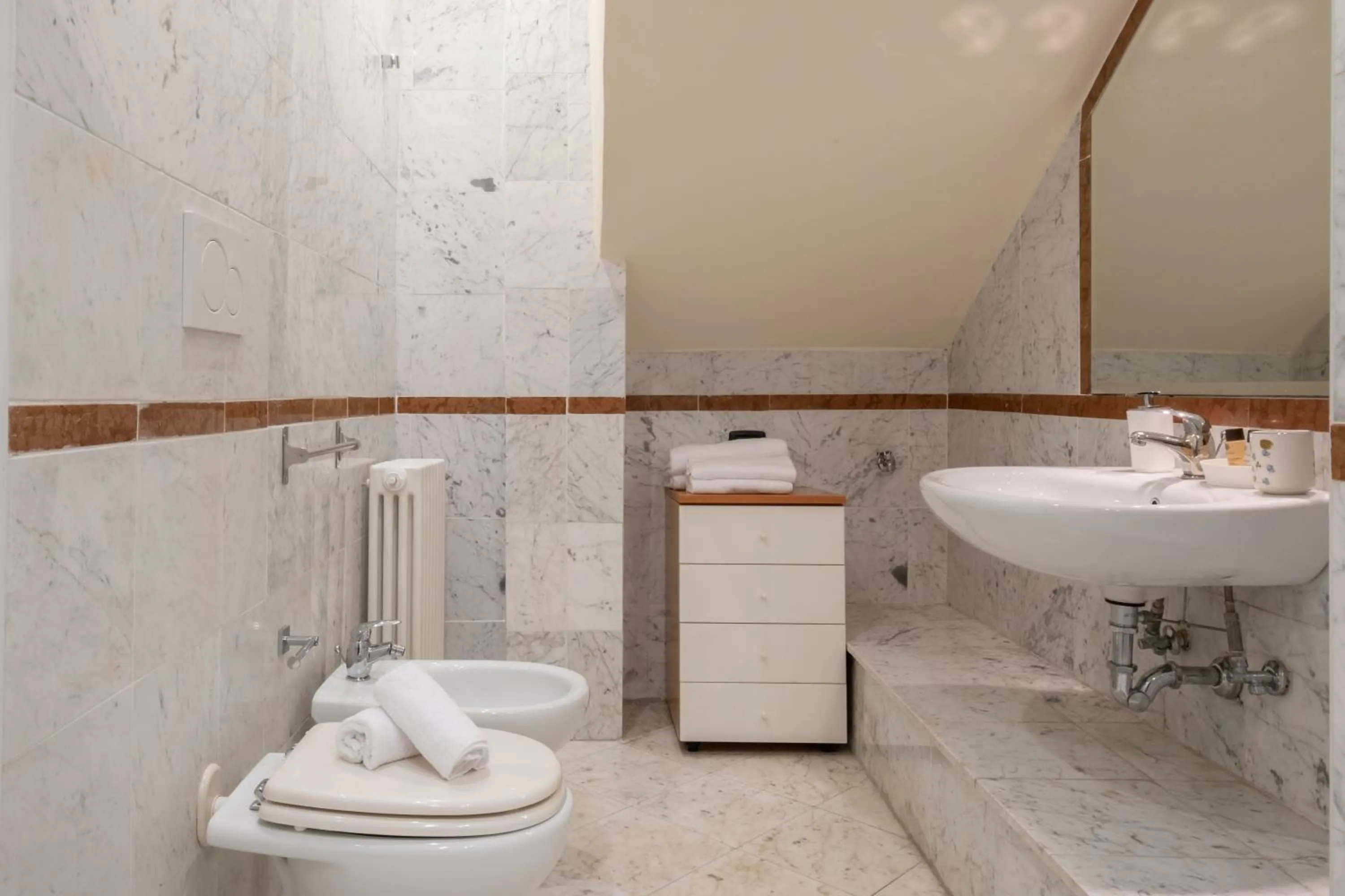 Toilet in BolognaRoomscom - La Quercia