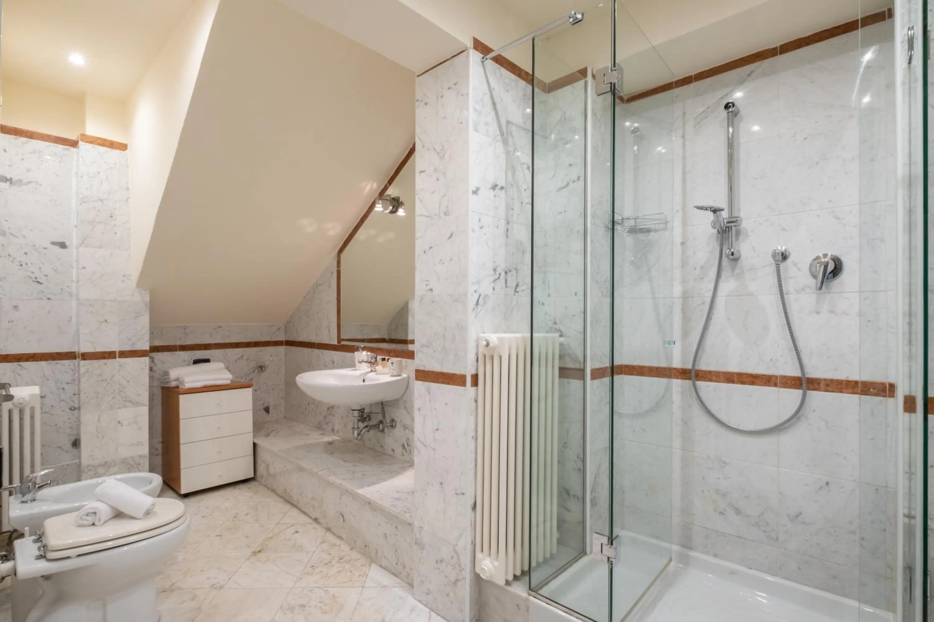 Shower in BolognaRoomscom - La Quercia