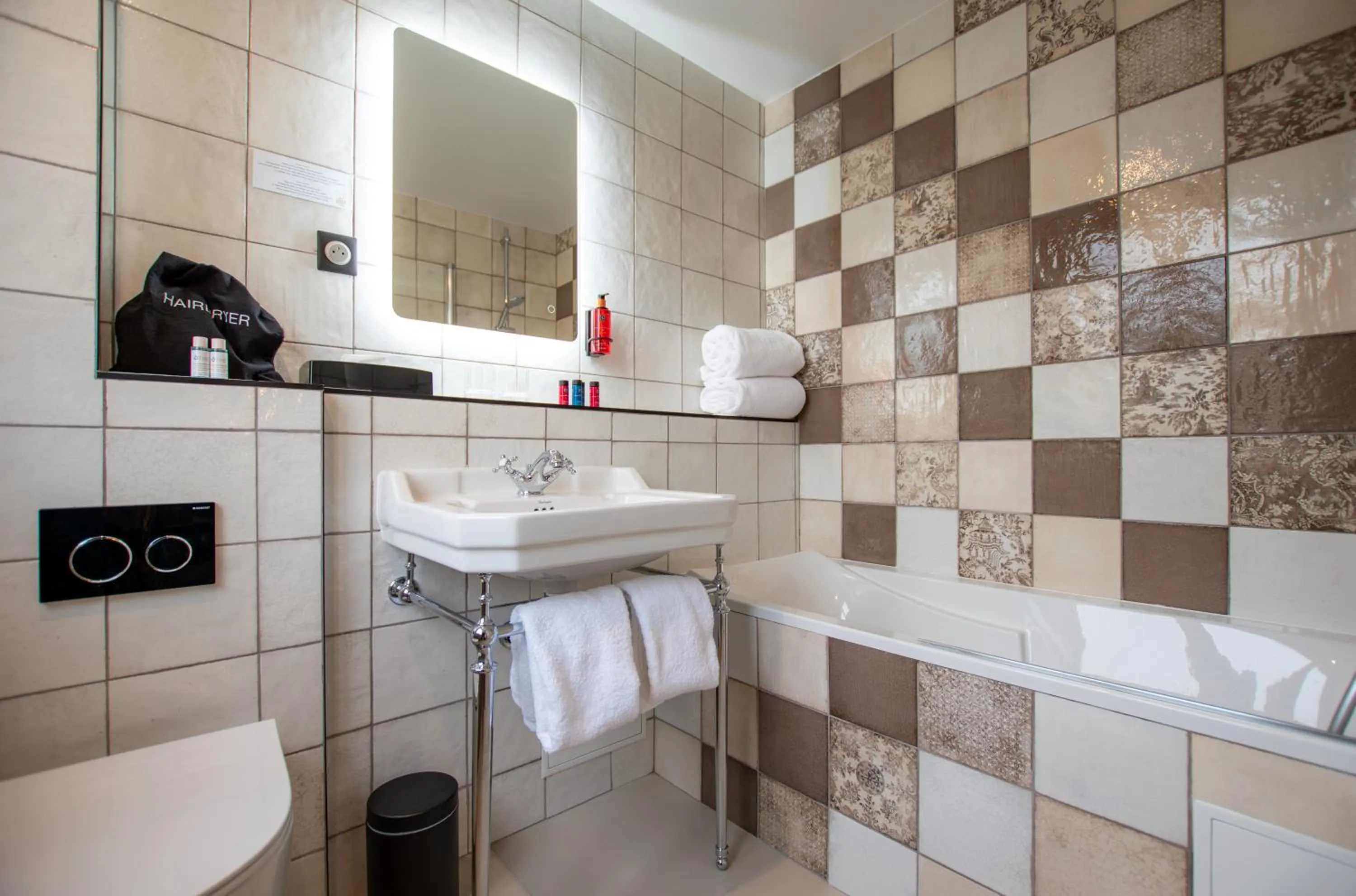 Bathroom in ELSA, Hôtel Paris