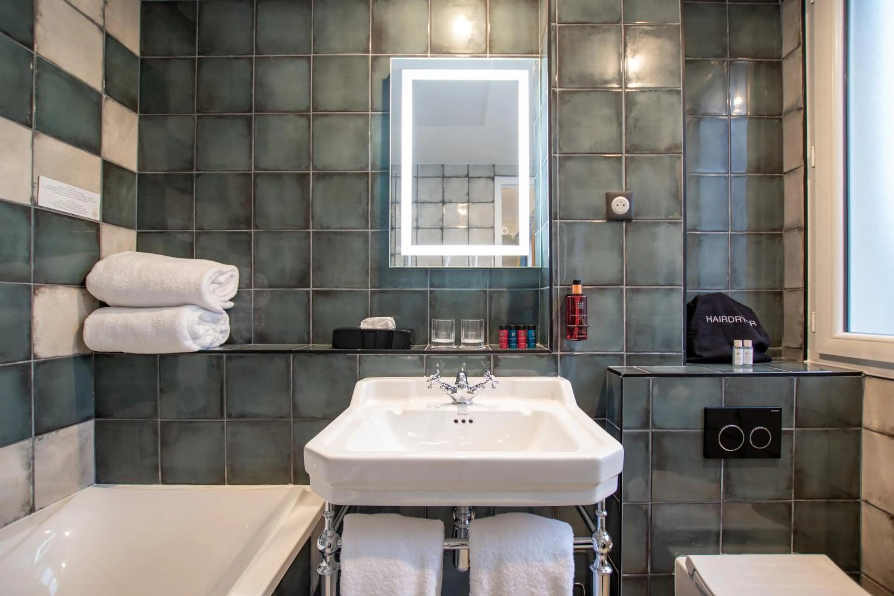 Bathroom in ELSA, Hôtel Paris