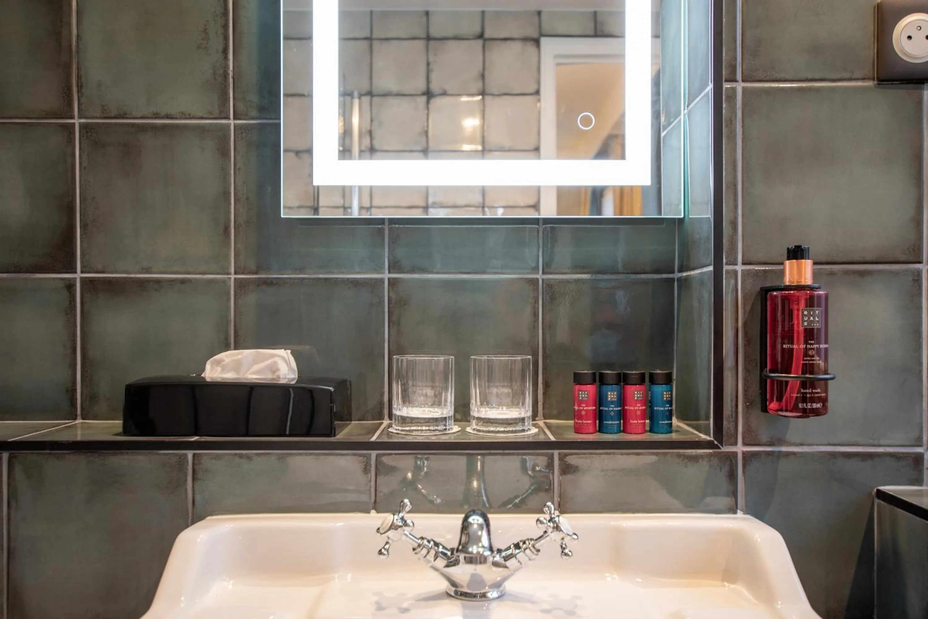 Bathroom in ELSA, Hôtel Paris