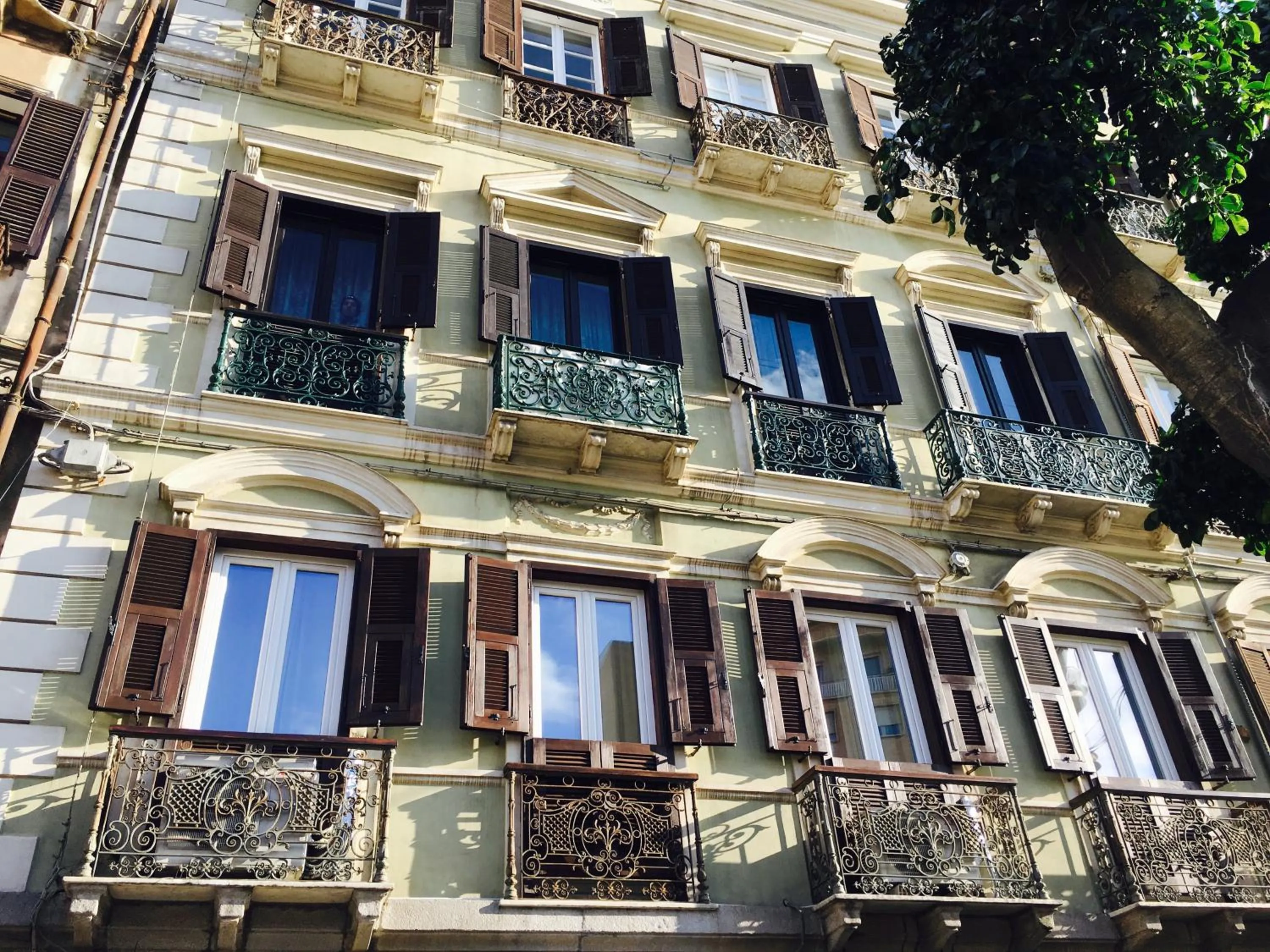 Property building in LuxurYenne