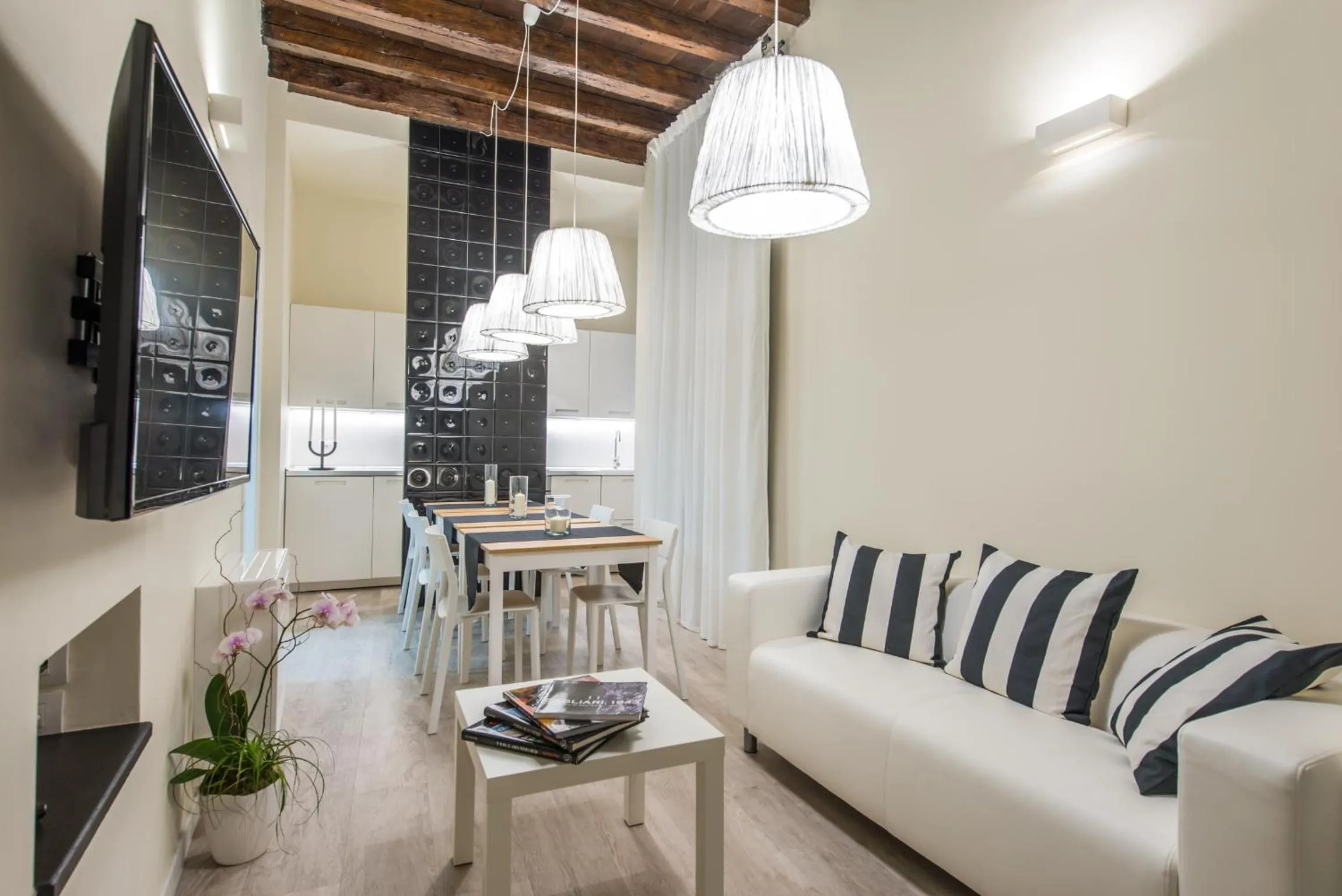 Area and facilities in LuxurYenne