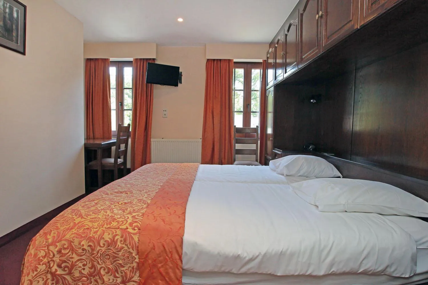 Day, Bed in Logis Hôtel Le Menobu