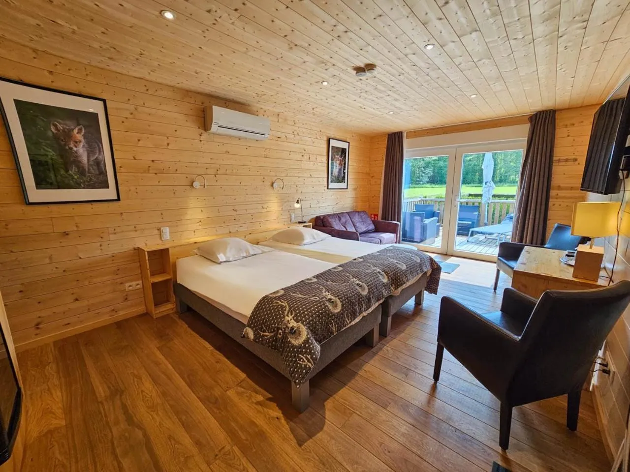 Bed in Logis Hôtel Le Menobu