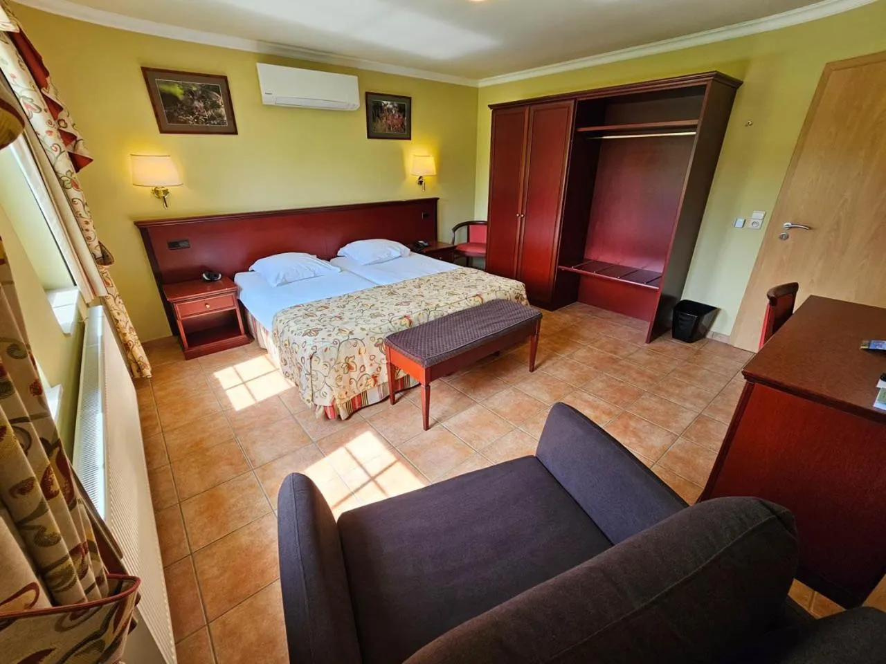 Bed in Logis Hôtel Le Menobu