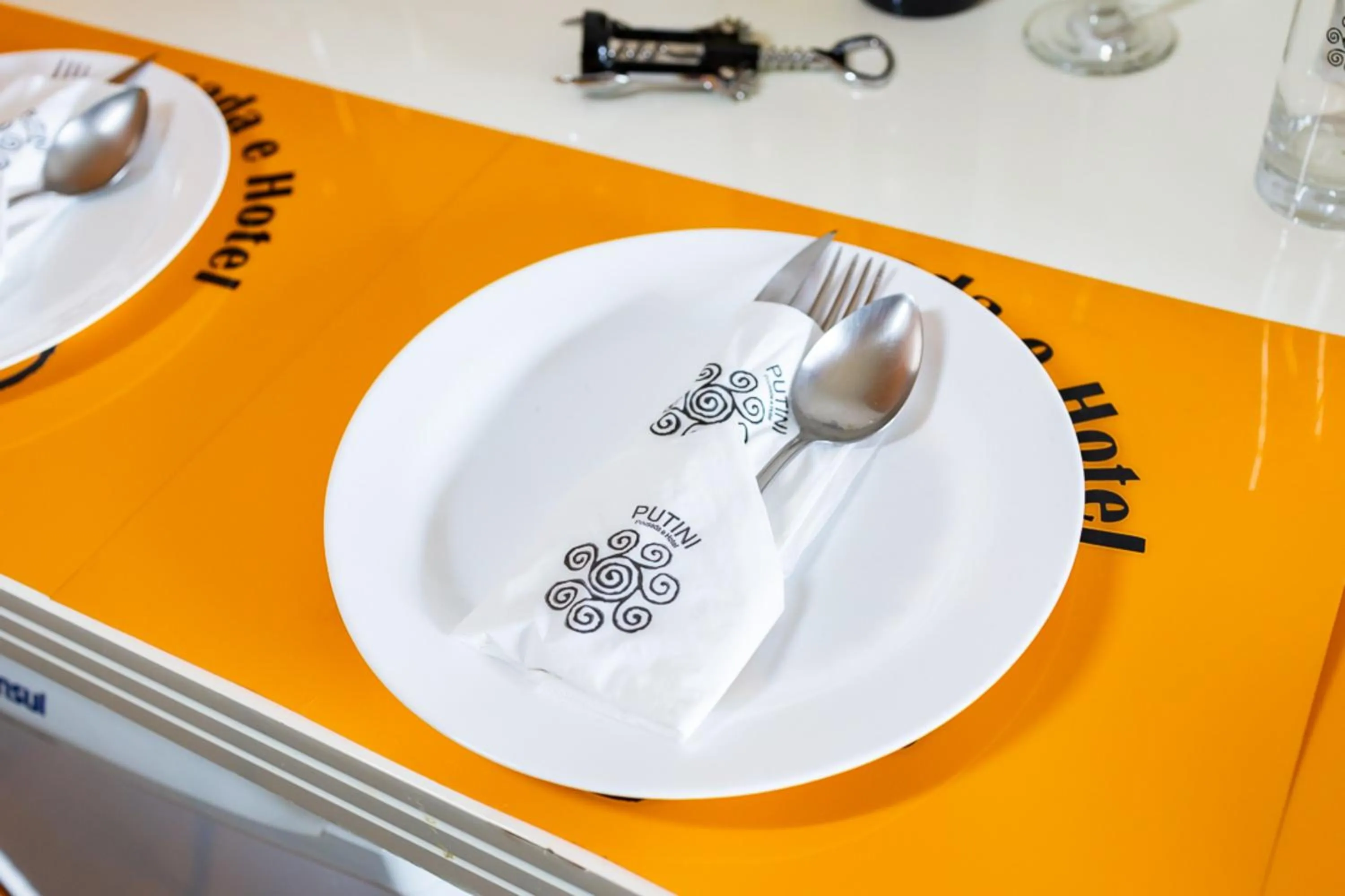 Dining area in Putini Pousada e Hotel by OYO