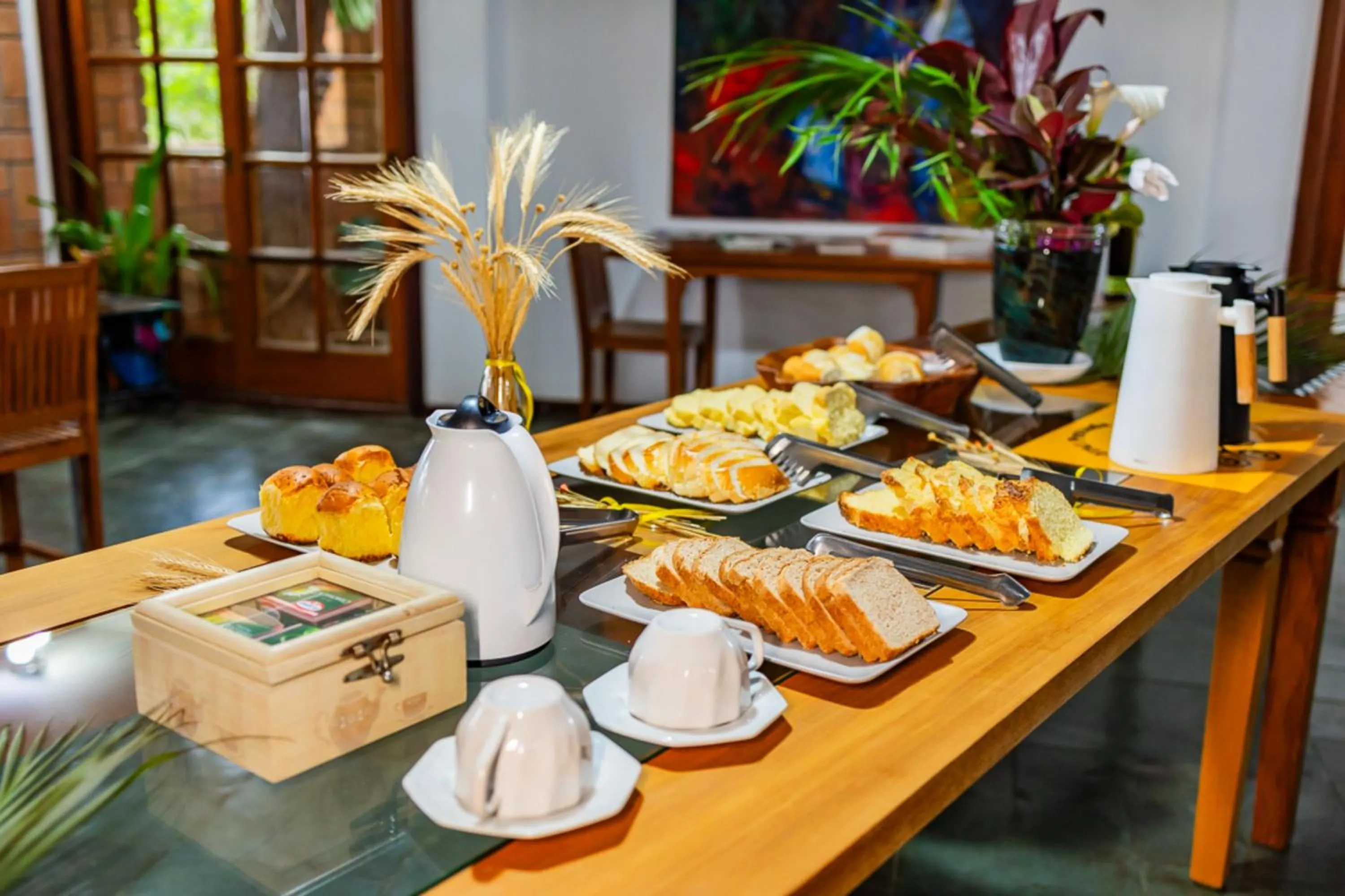 Buffet breakfast in Putini Pousada e Hotel by OYO
