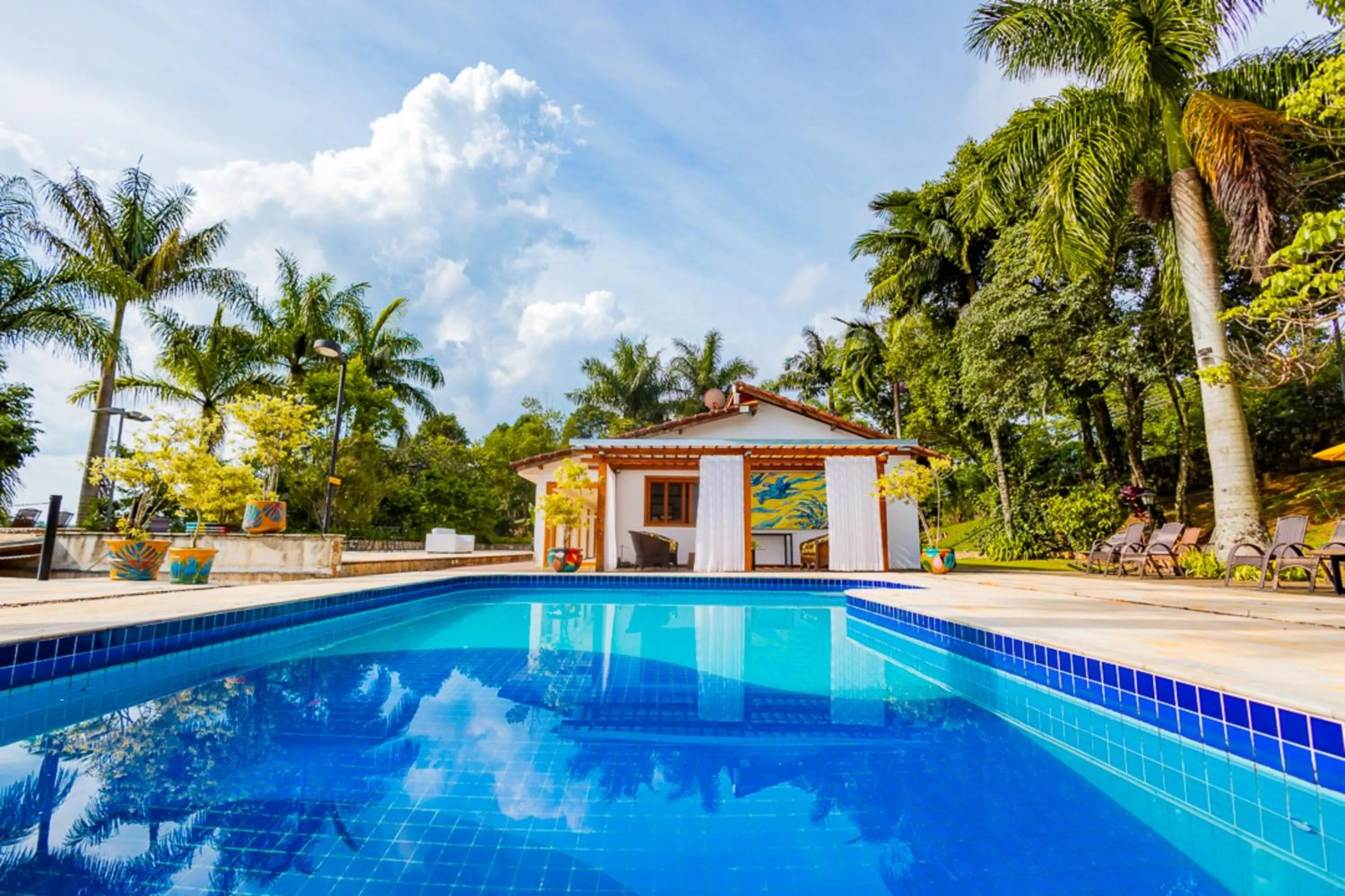 Swimming pool in Putini Pousada e Hotel by OYO