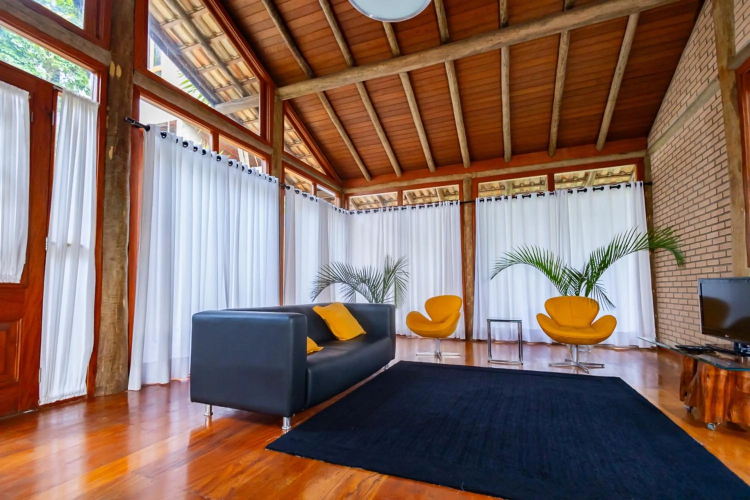Living room in Putini Pousada e Hotel by OYO
