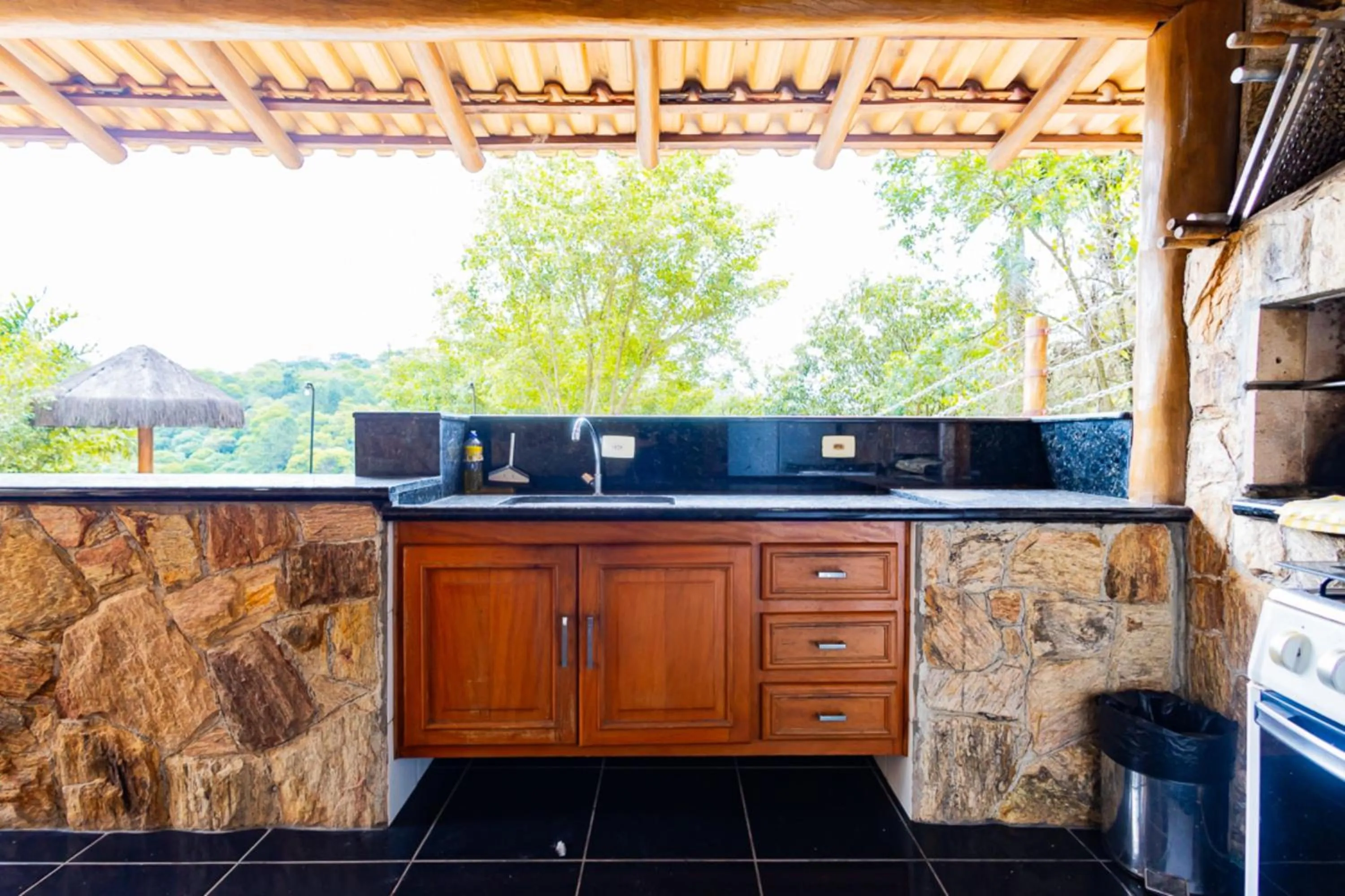 Kitchen or kitchenette in Putini Pousada e Hotel by OYO