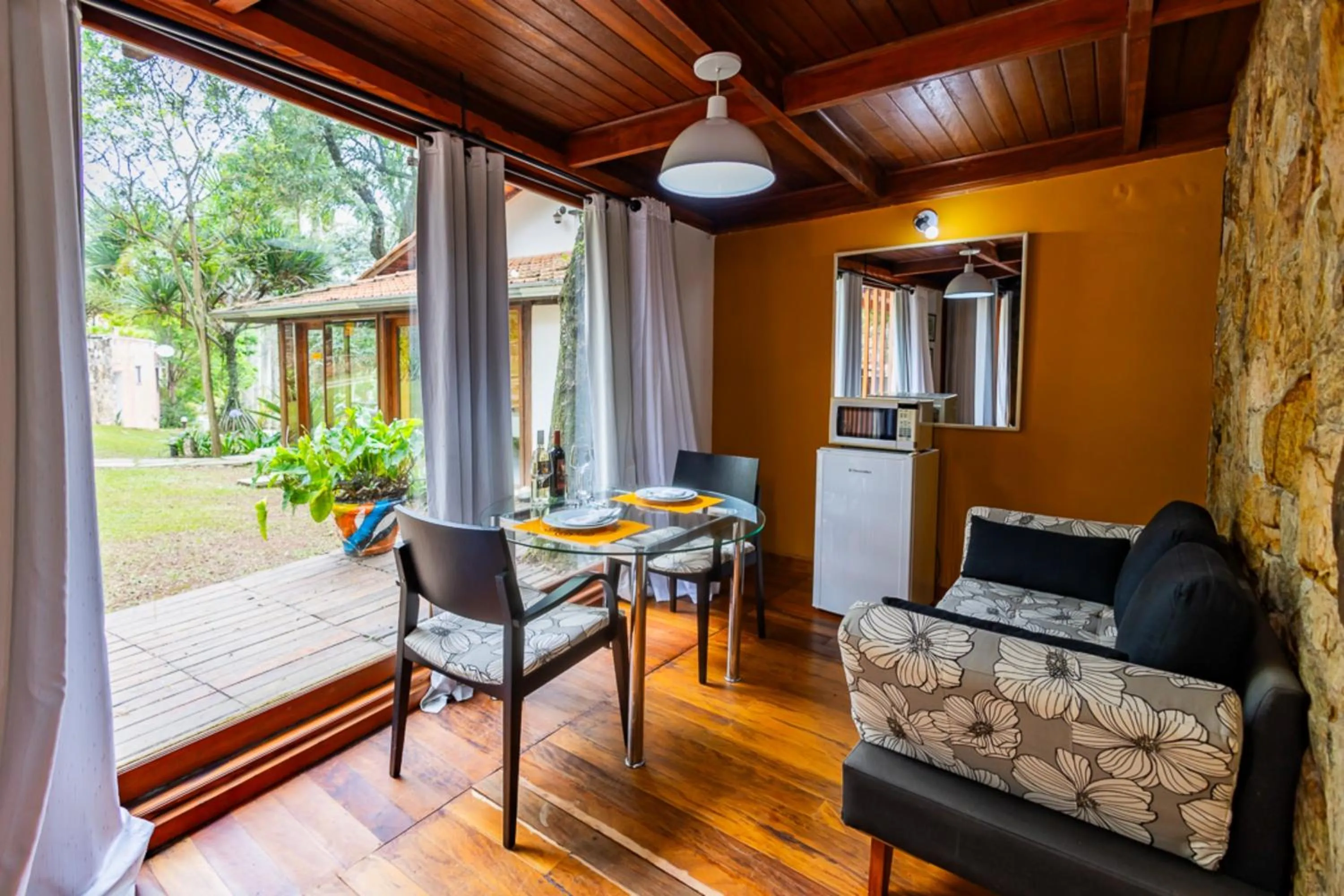 Seating area in Putini Pousada e Hotel by OYO