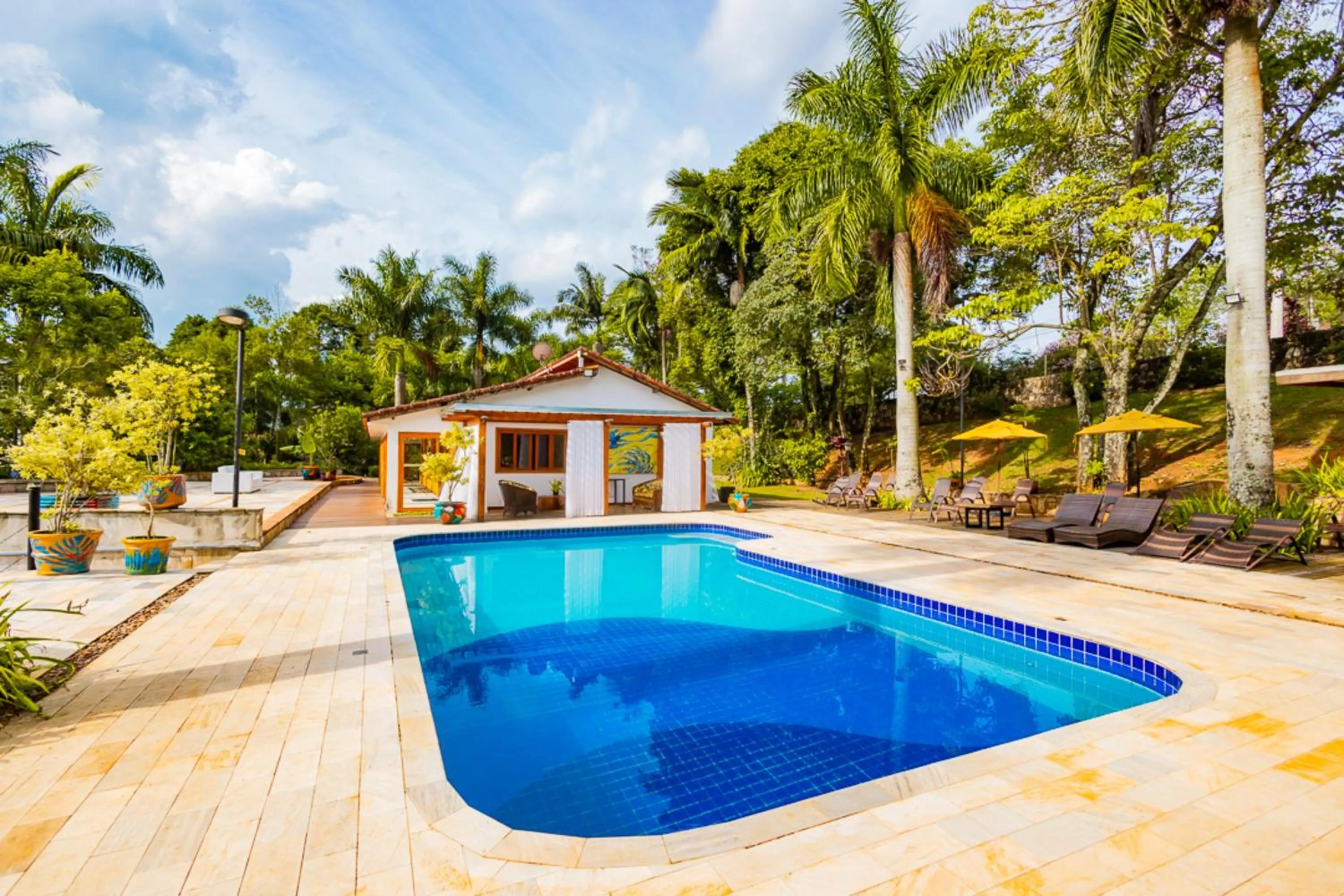 Swimming pool in Putini Pousada e Hotel by OYO