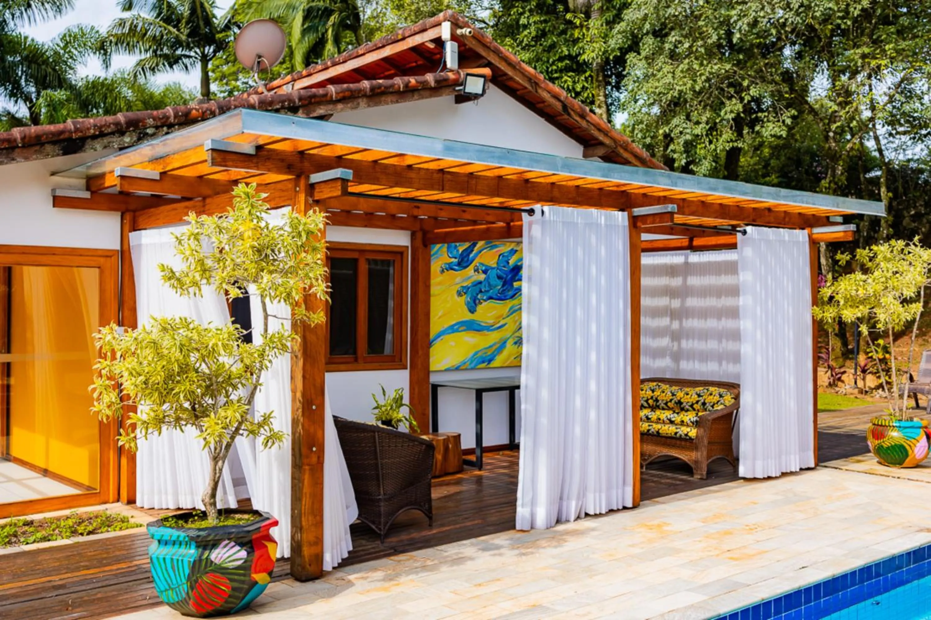 Seating area in Putini Pousada e Hotel by OYO