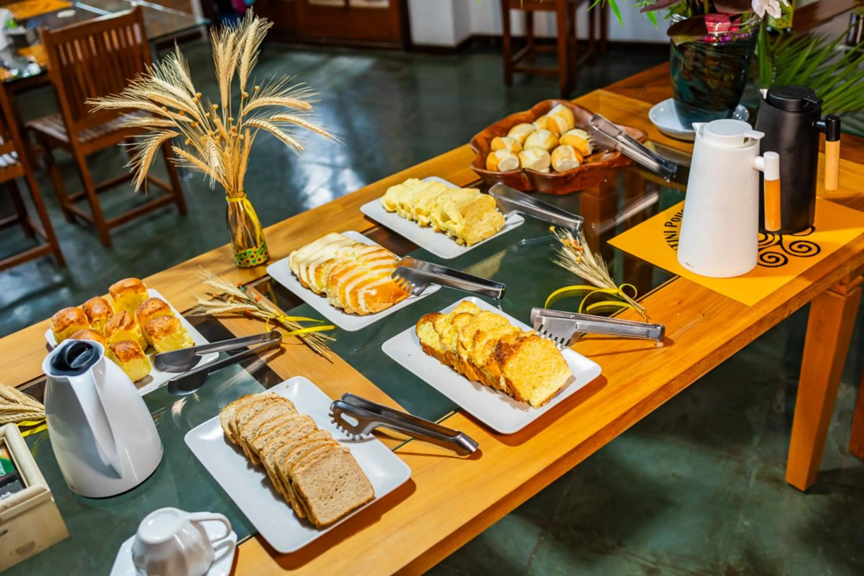 Buffet breakfast in Putini Pousada e Hotel by OYO