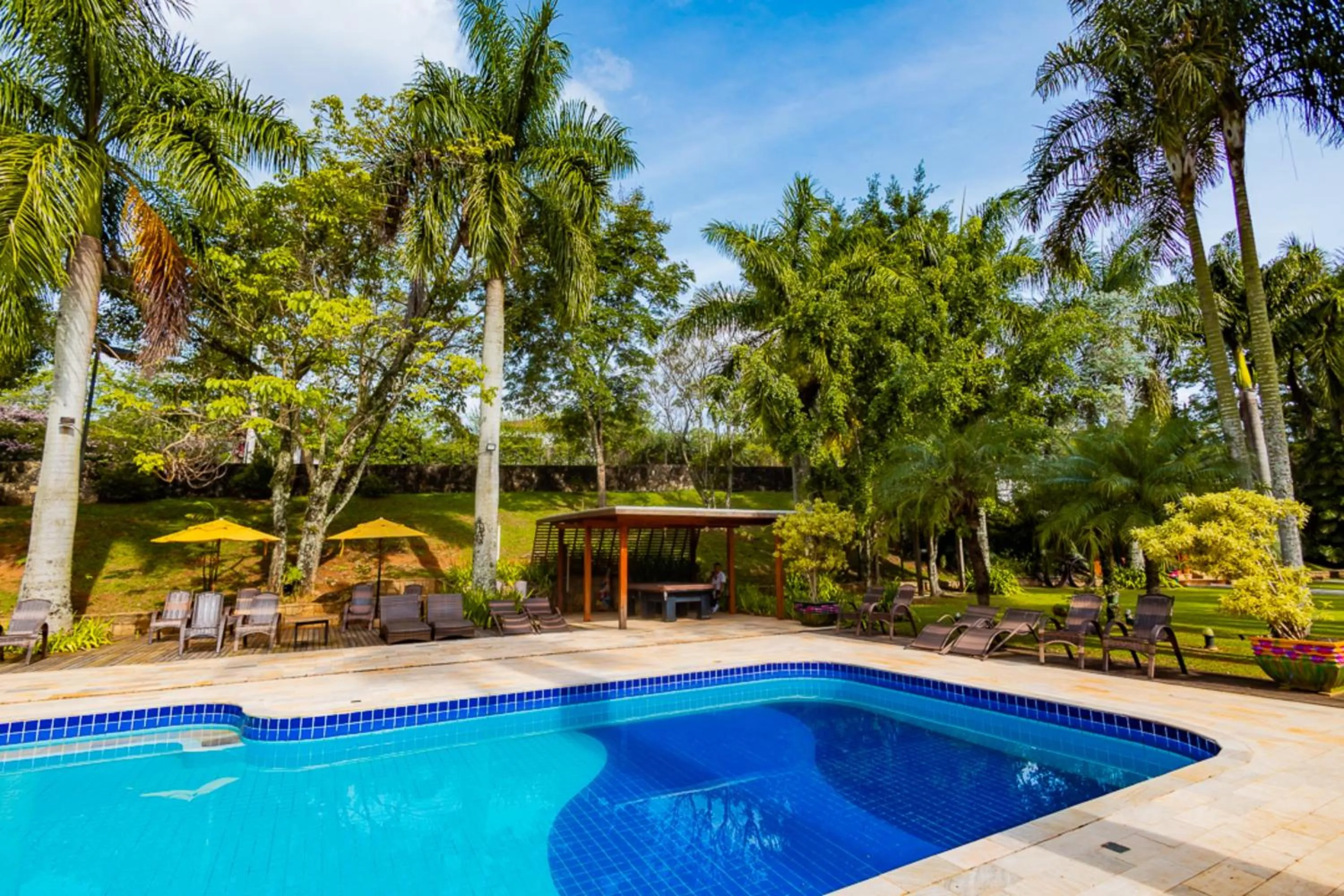 Swimming pool in Putini Pousada e Hotel by OYO