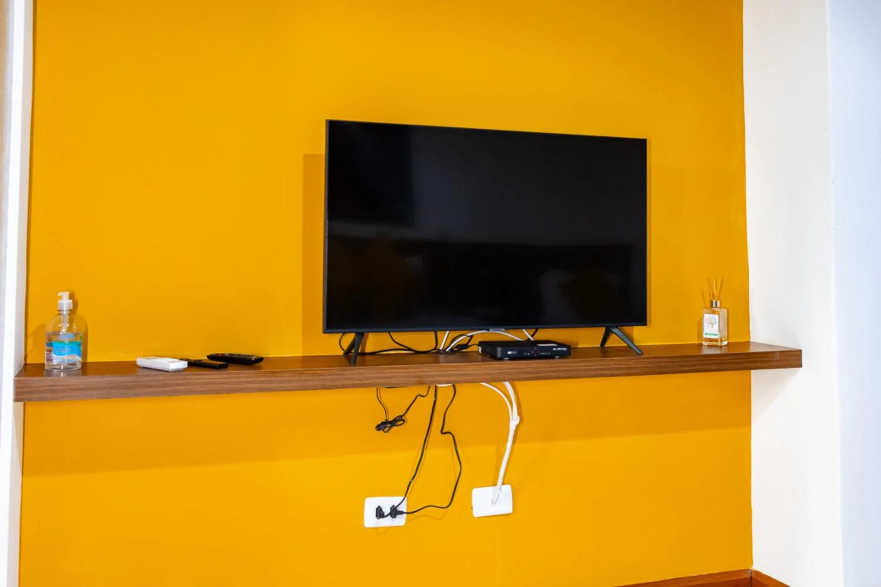 TV and multimedia in Putini Pousada e Hotel by OYO