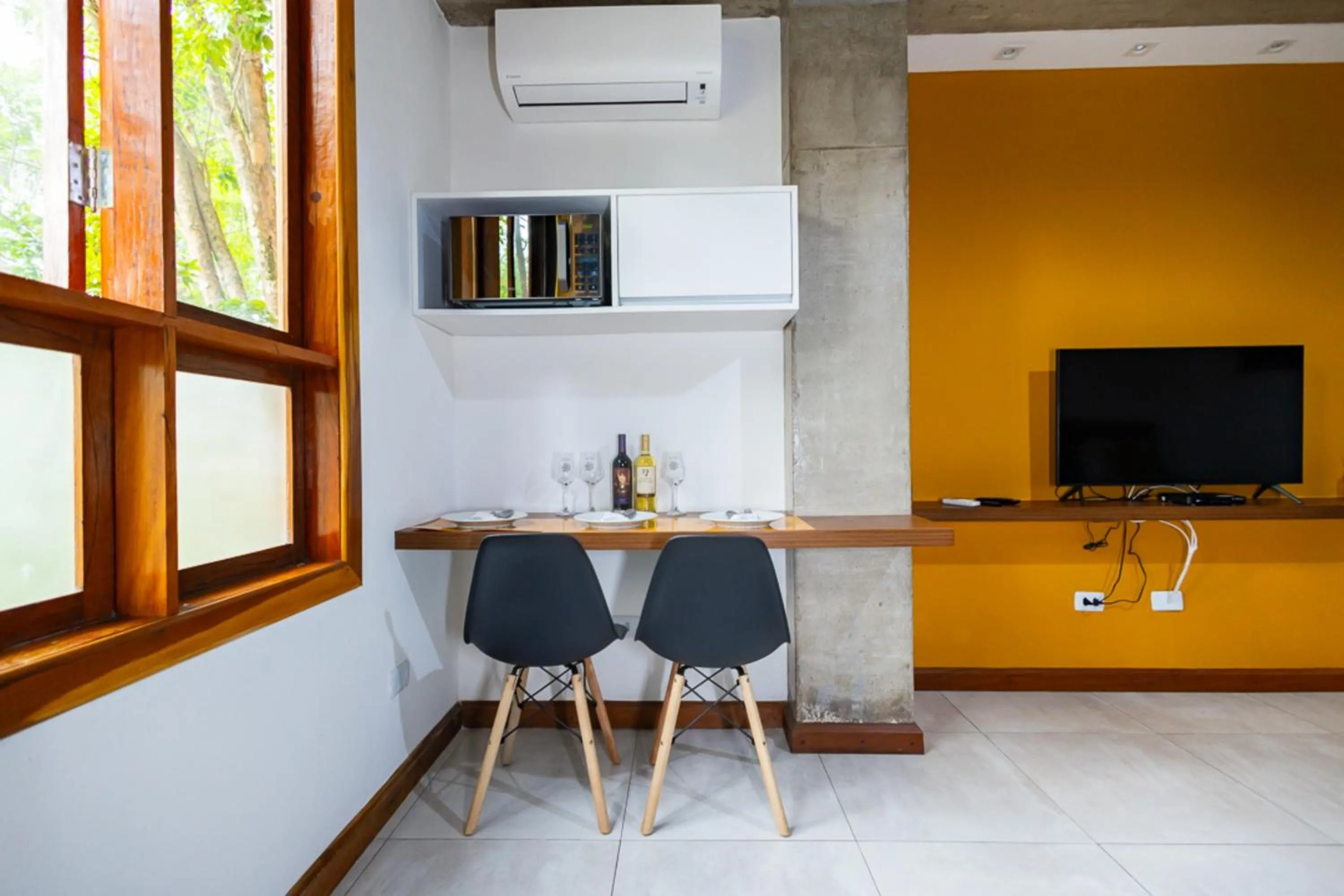 TV and multimedia in Putini Pousada e Hotel by OYO