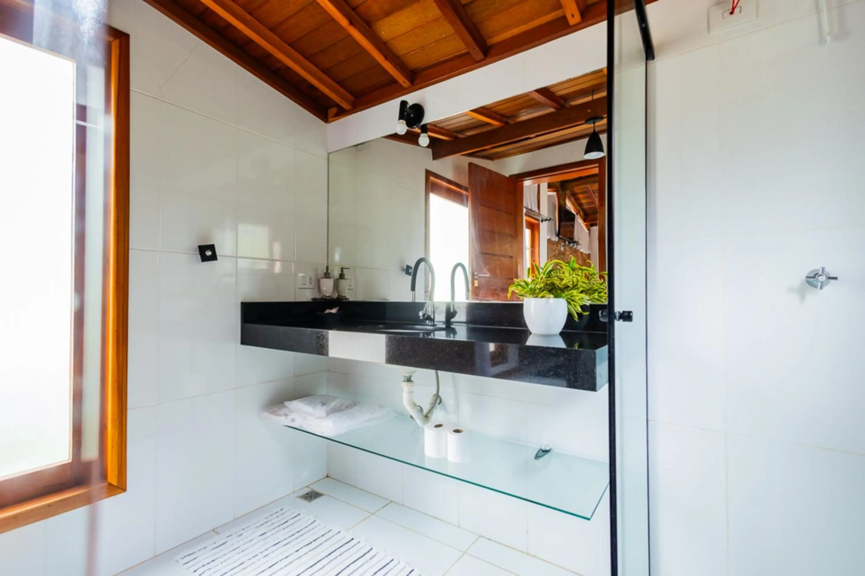 Bathroom in Putini Pousada e Hotel by OYO