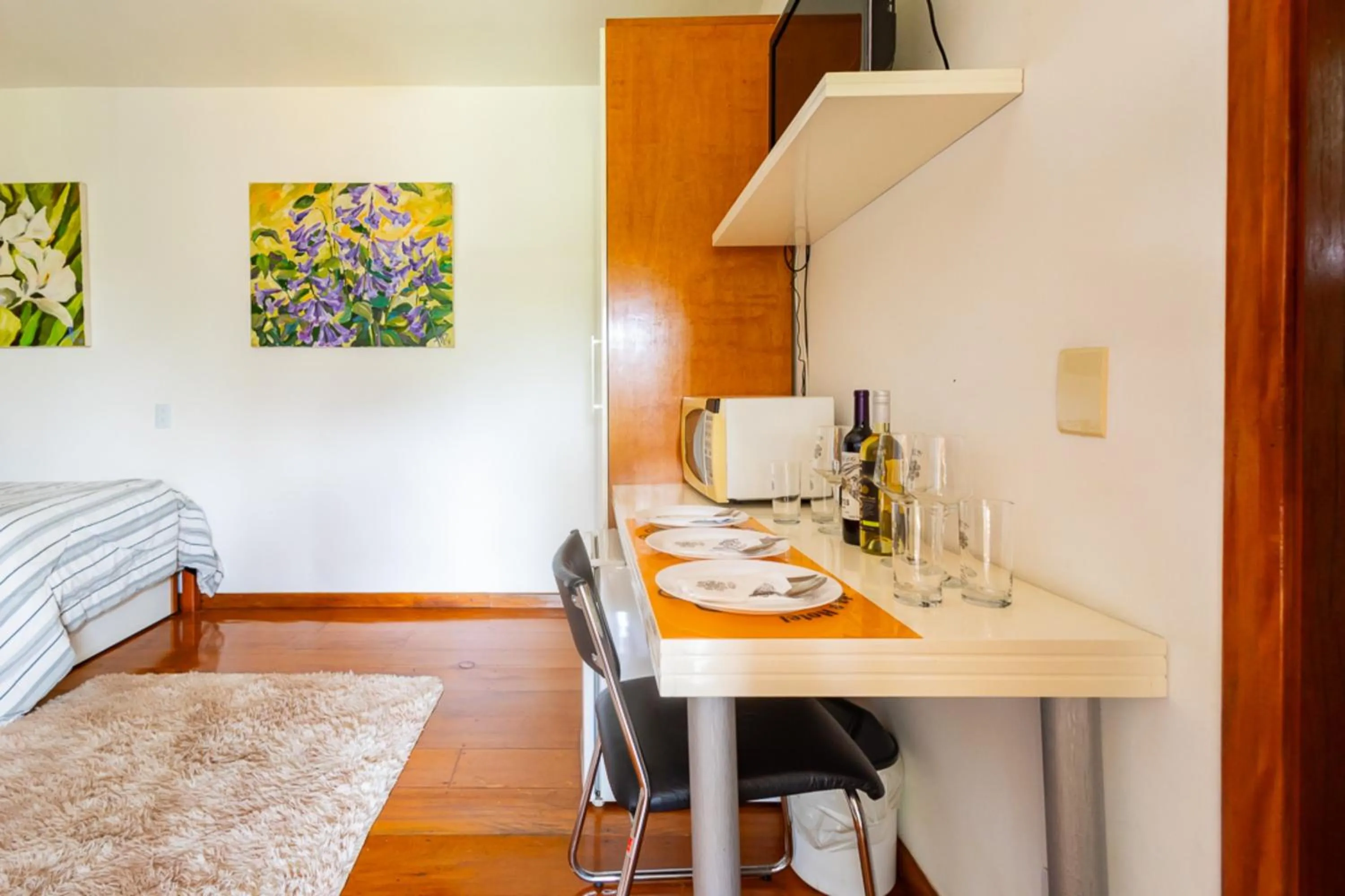 Kitchen or kitchenette, Bed in Putini Pousada e Hotel by OYO