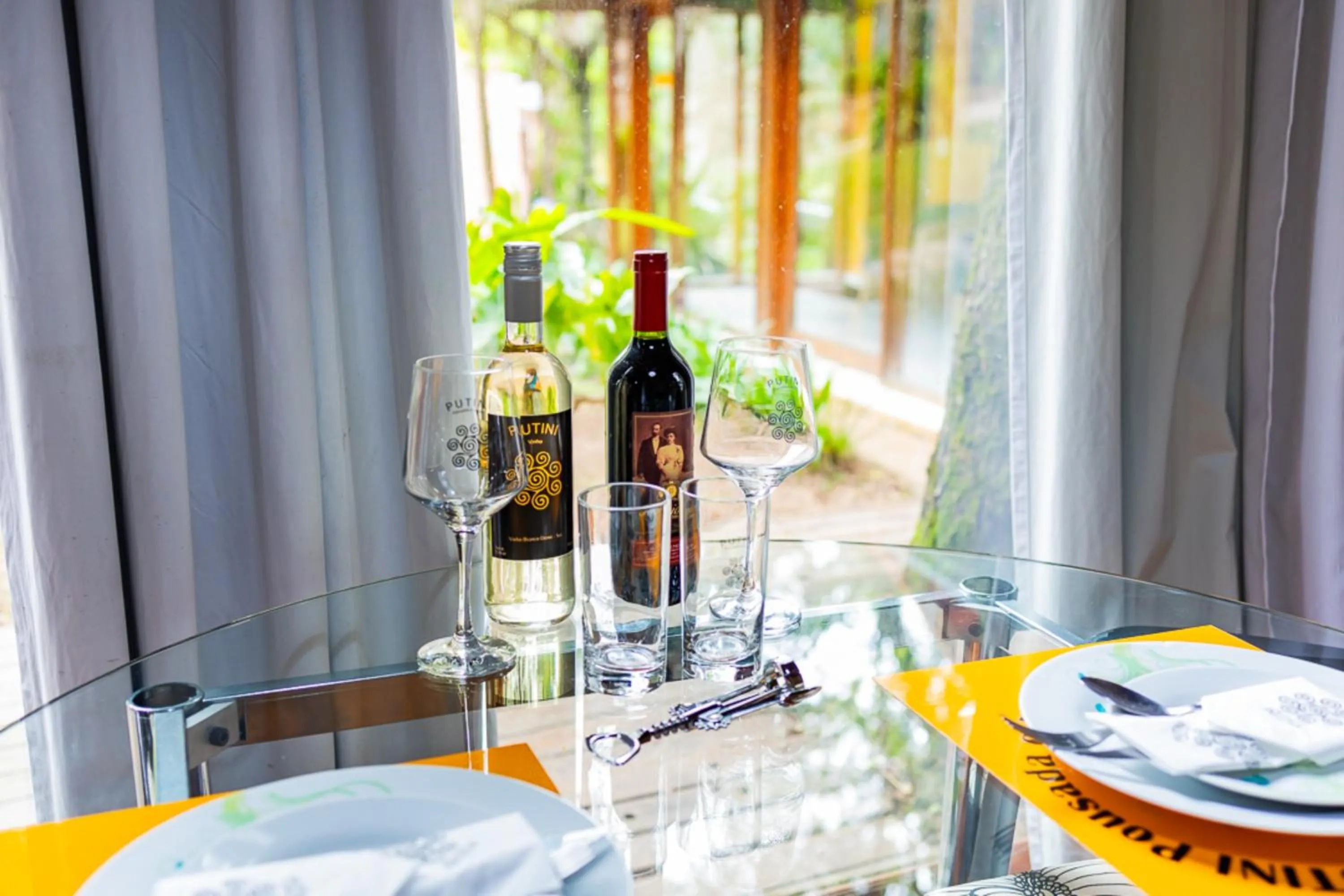 Dining area in Putini Pousada e Hotel by OYO