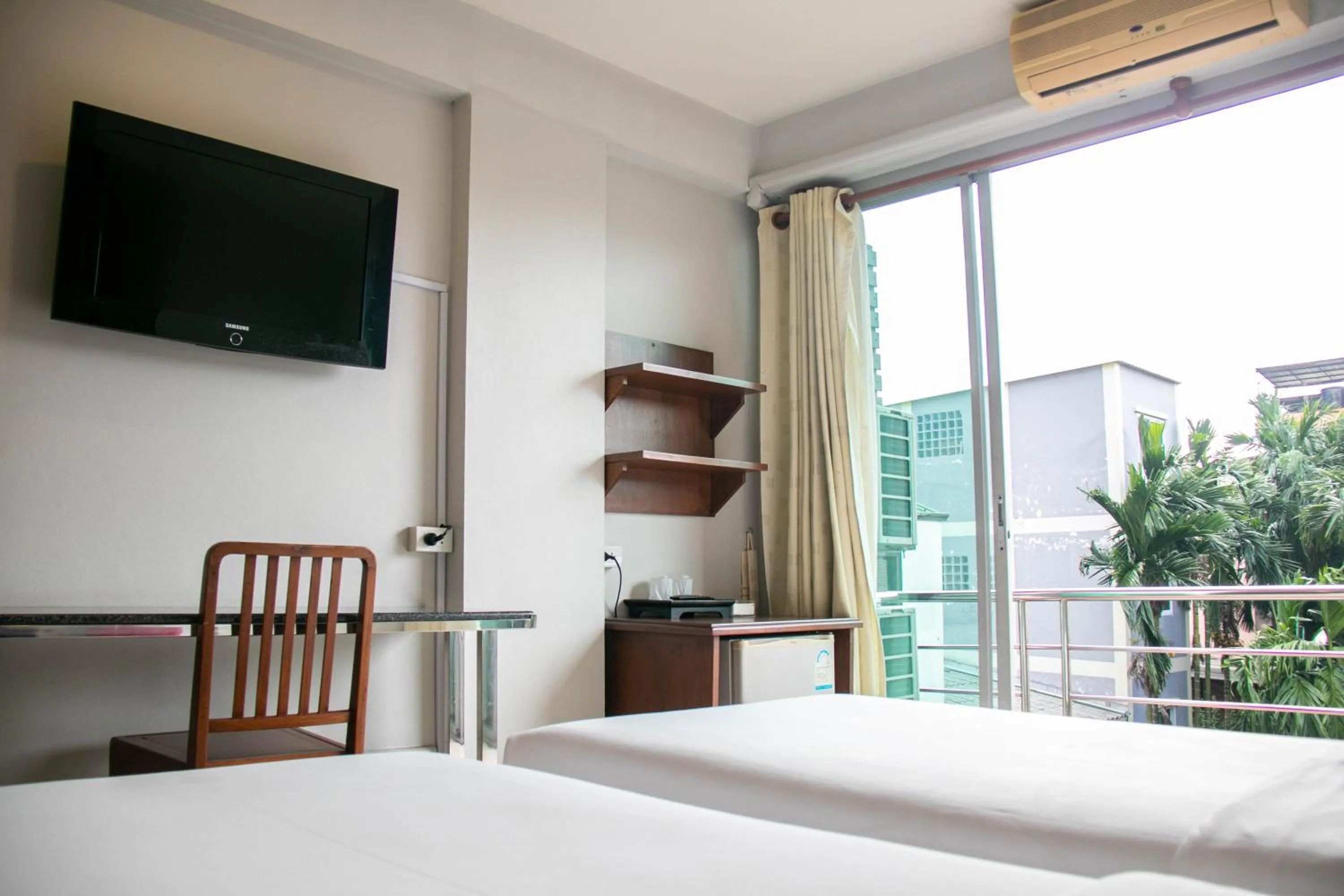 Communal lounge/ TV room, Bed in Lamphu Tree House Boutique Hotel