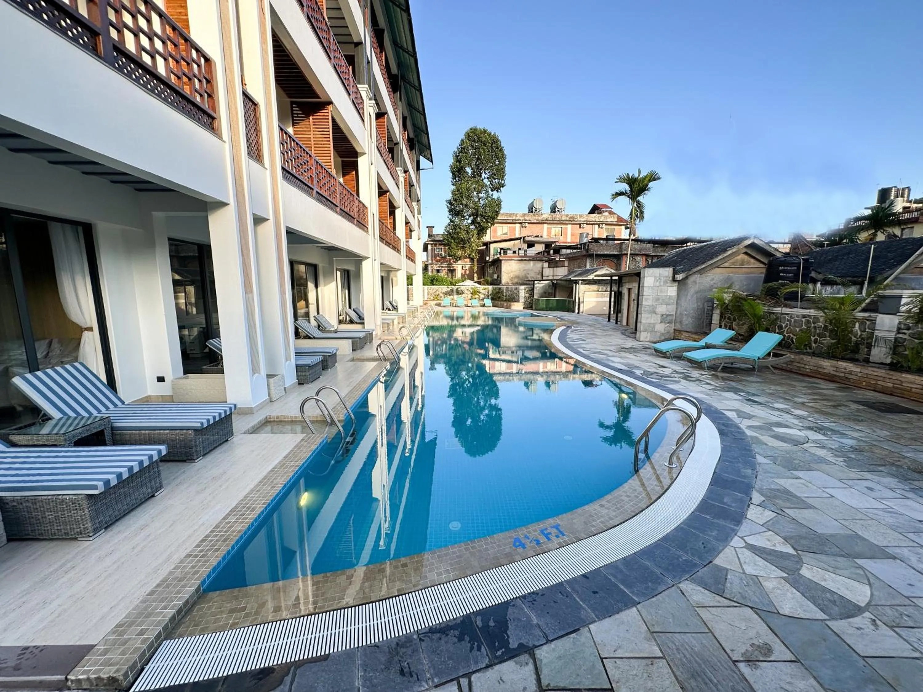 Swimming pool in Lake View Resort