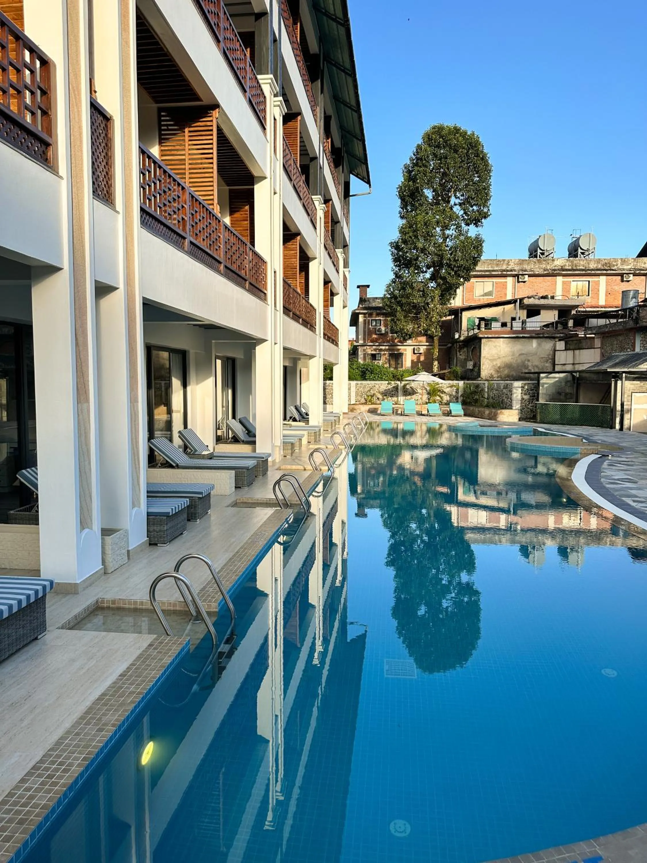 Swimming pool in Lake View Resort