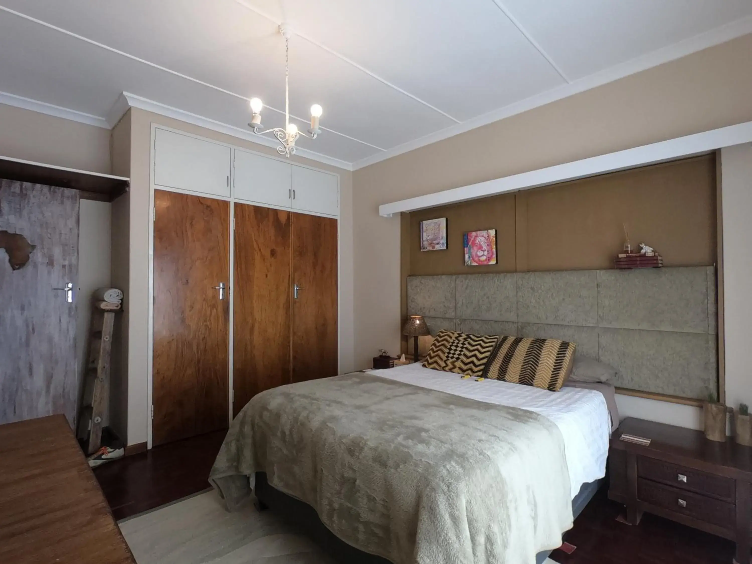 Double Room with Shared Bathroom in Leo's Den Double Room with Shared Bathroom in Leo's Den