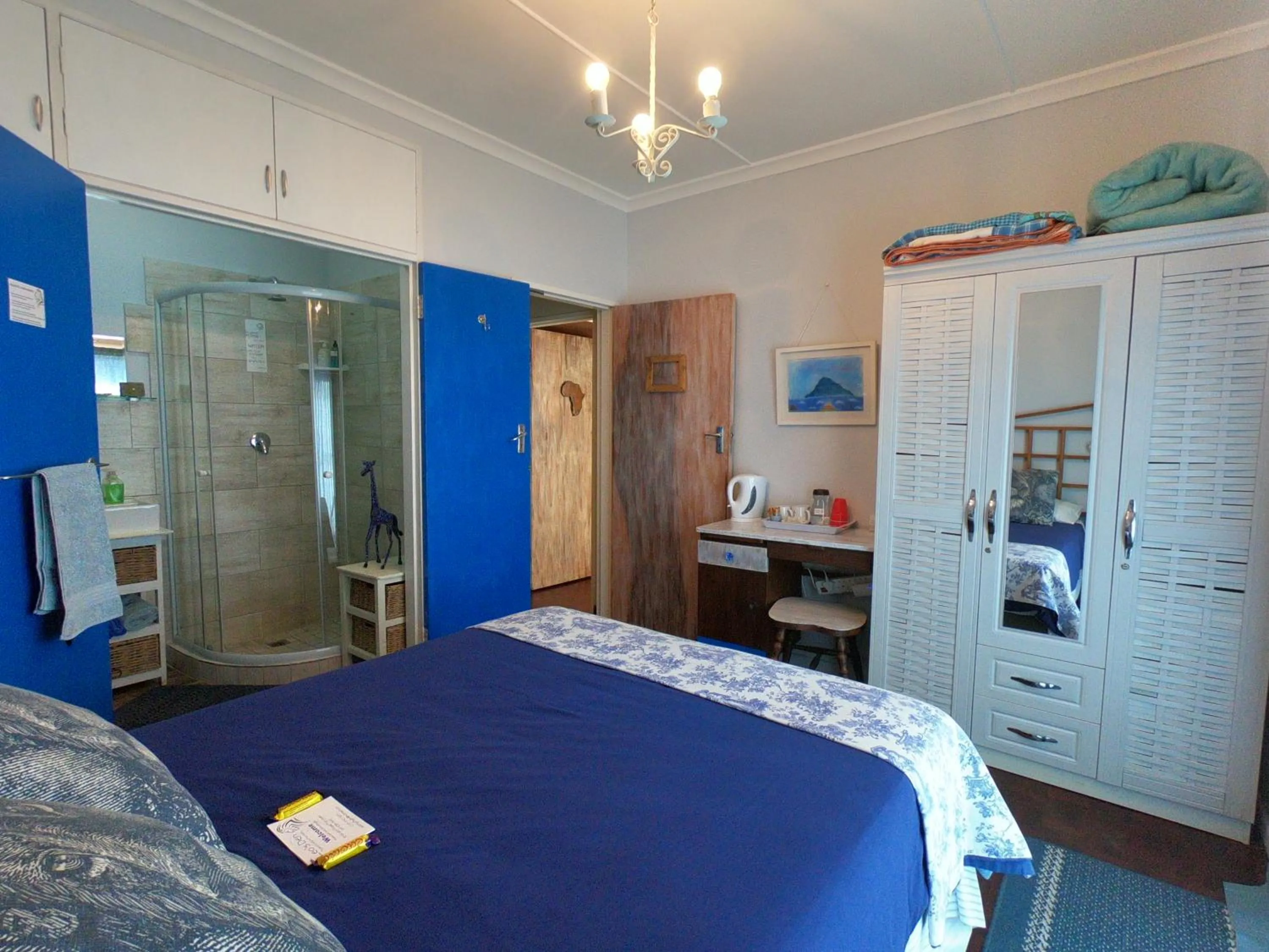 Double Room with Private Bathroom in Leo's Den