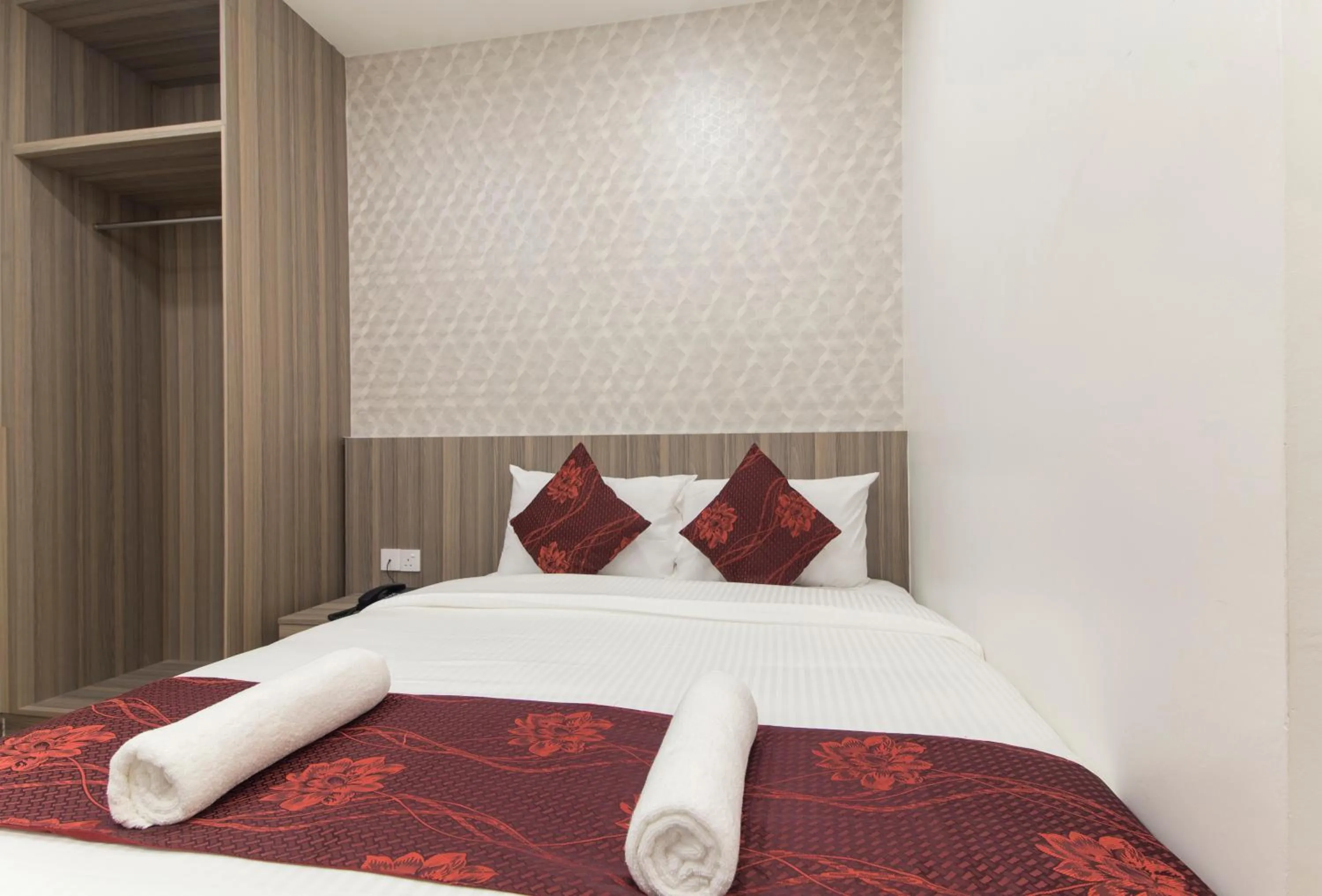 Bedroom, Bed in Signature International Hotel China Town