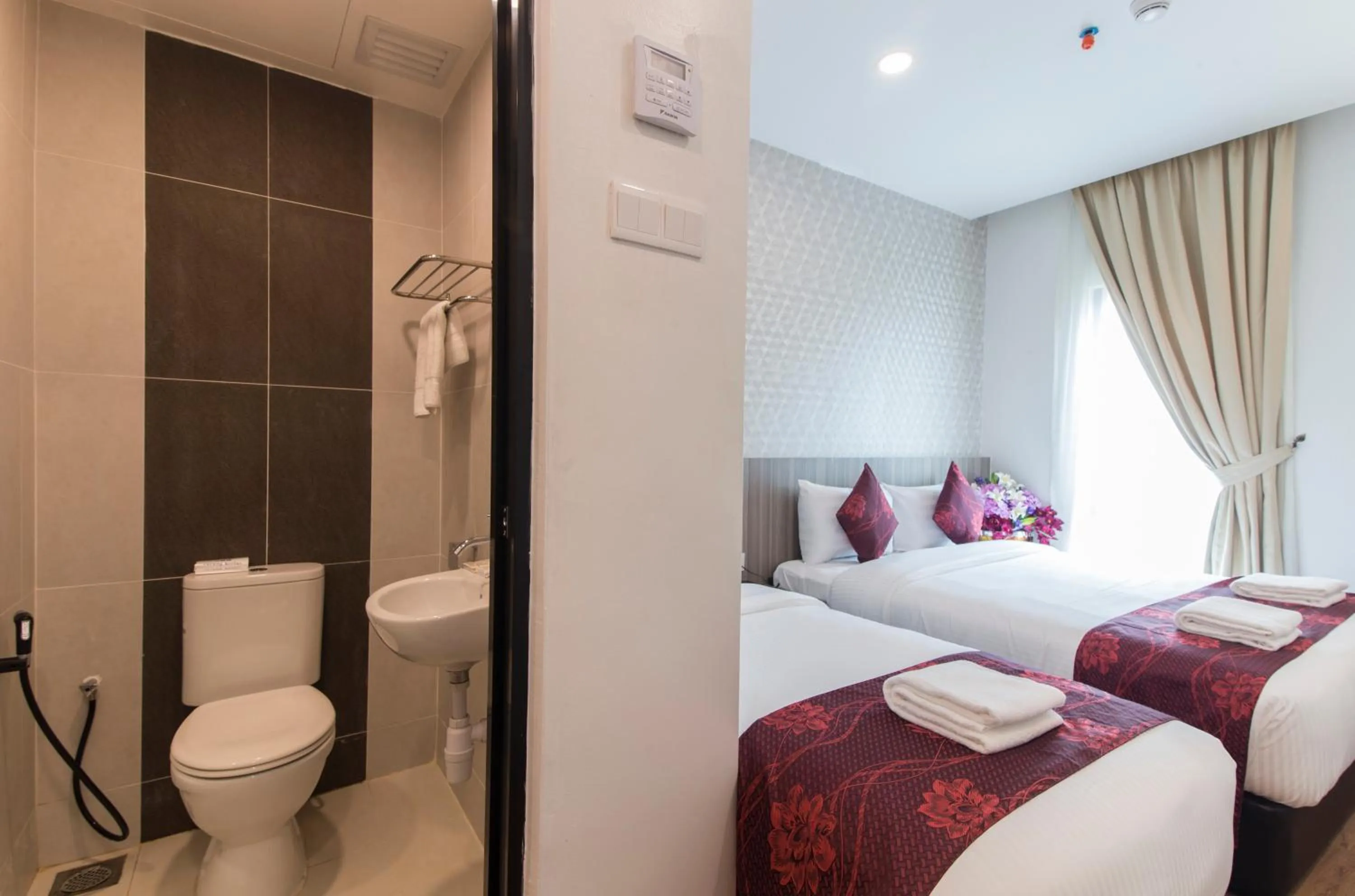 Photo of the whole room, Bed in Signature International Hotel China Town