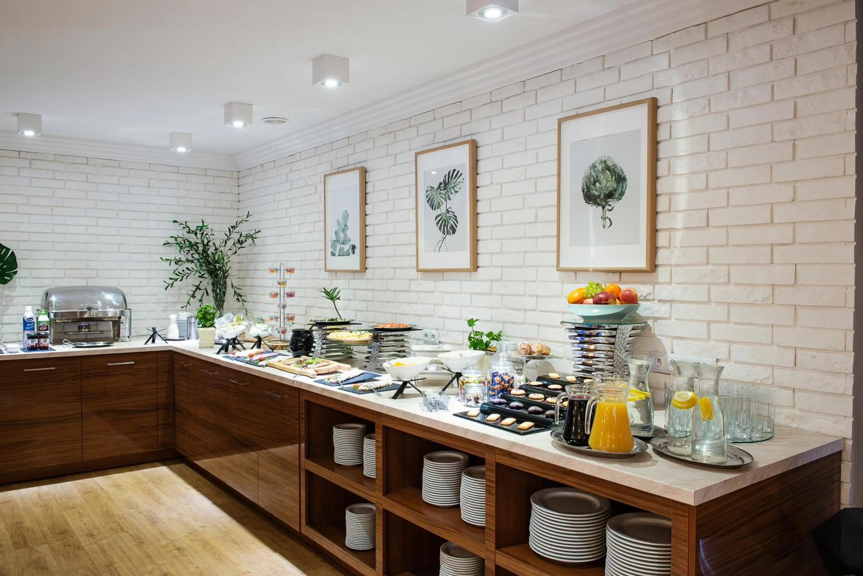 Buffet breakfast in Hotel Rozdroże Nieborów